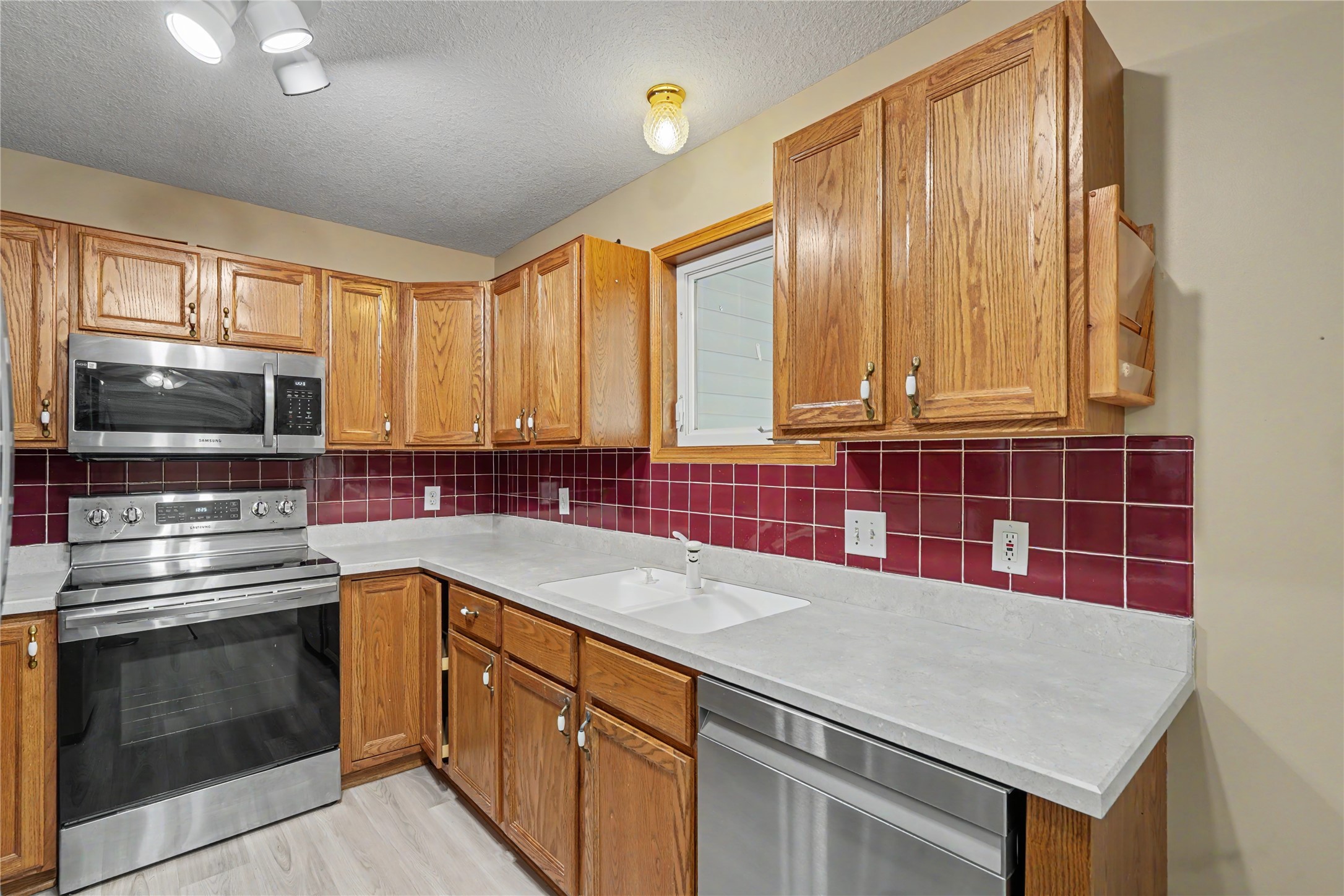 604 Se Tower Court Property Photo 7