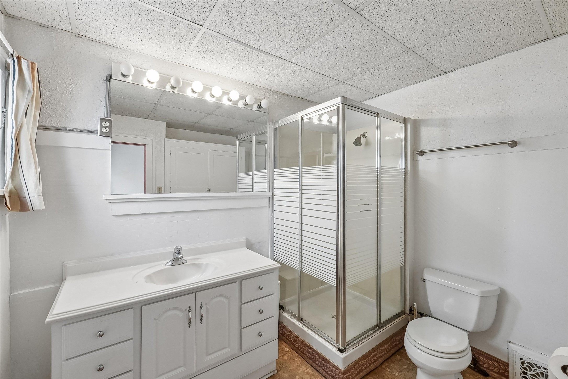 1607 E Walnut Street Property Photo 13