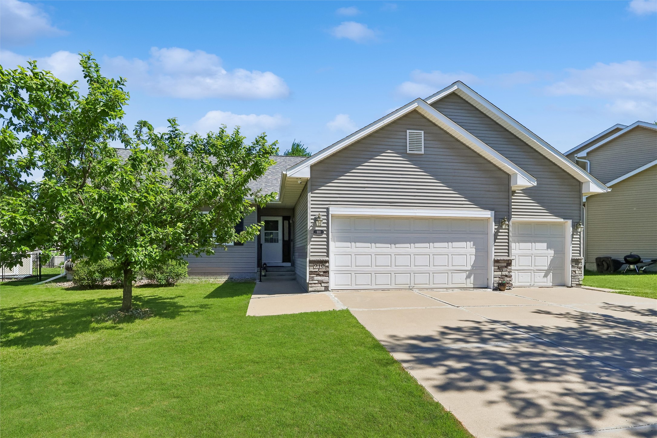 910 NE 45th Street Property Photo 1