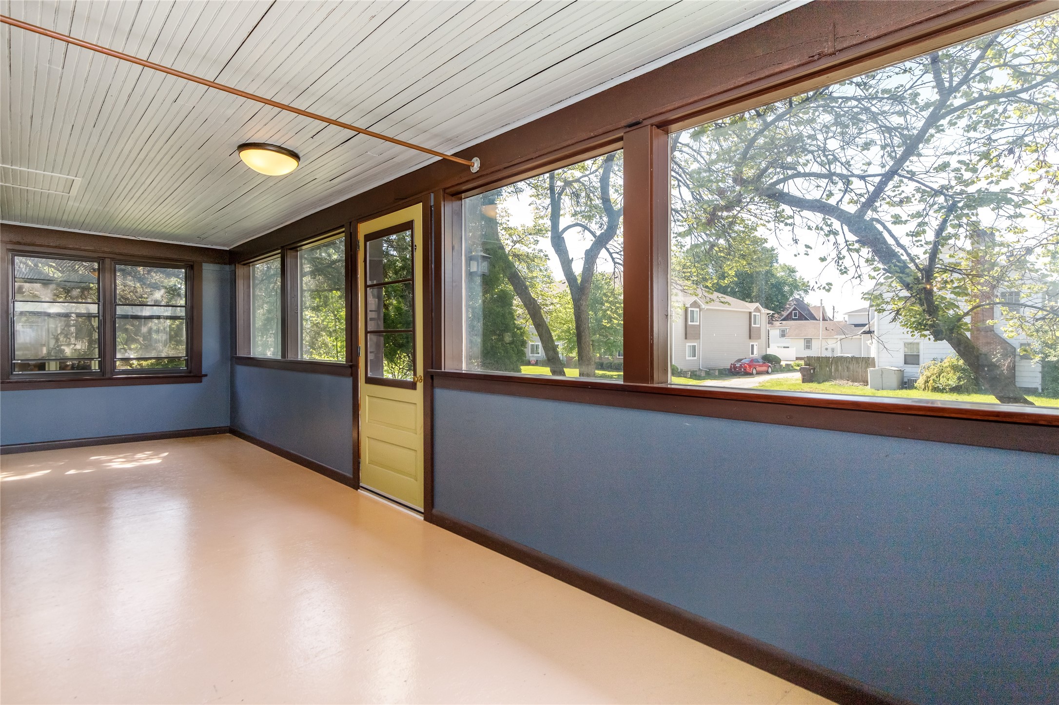 811 6th Street Property Photo 5