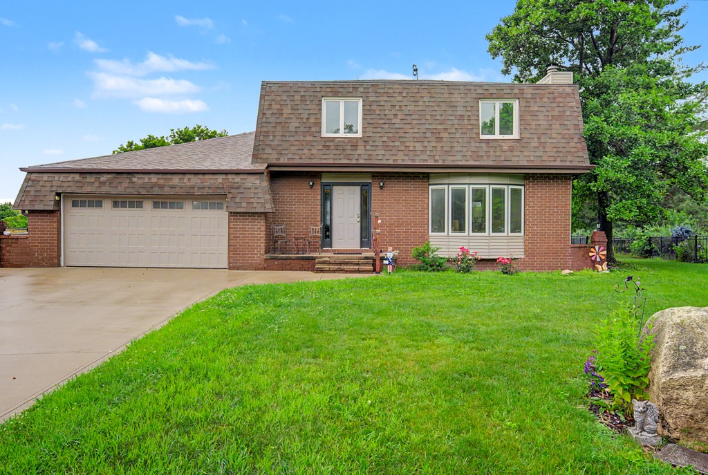 302 Village Circle Property Photo 1