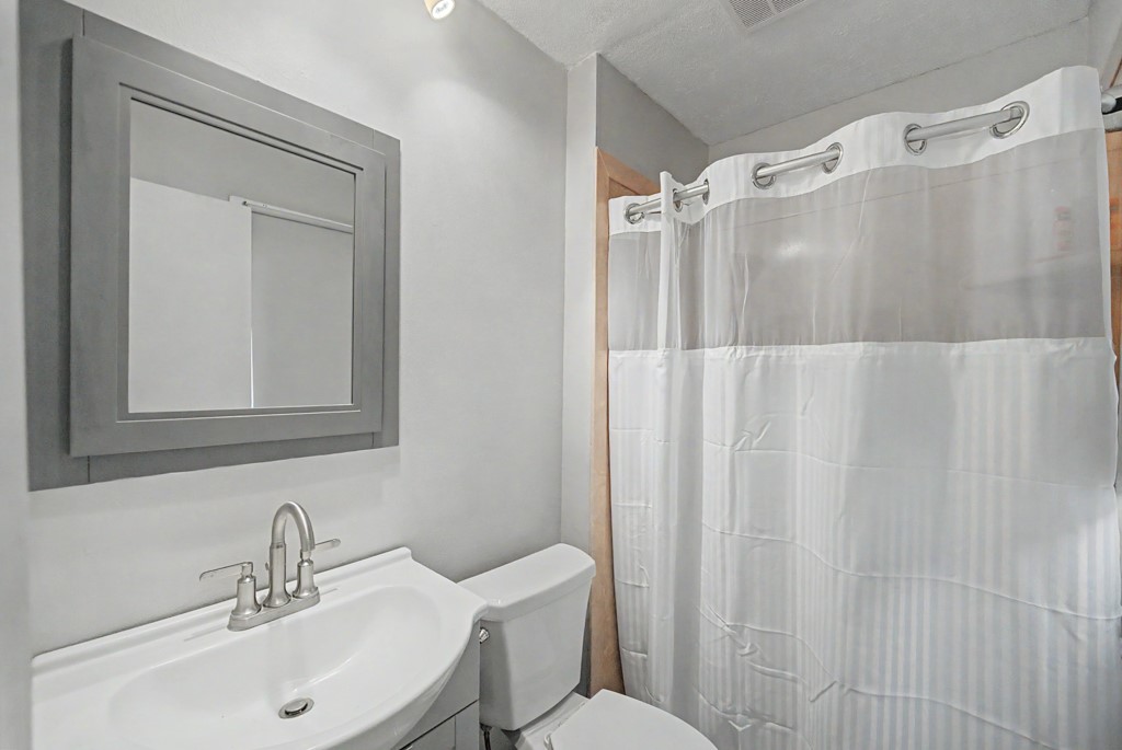 302 Village Circle Property Photo 18