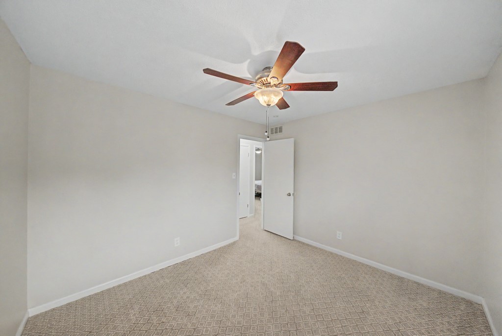 302 Village Circle Property Photo 22