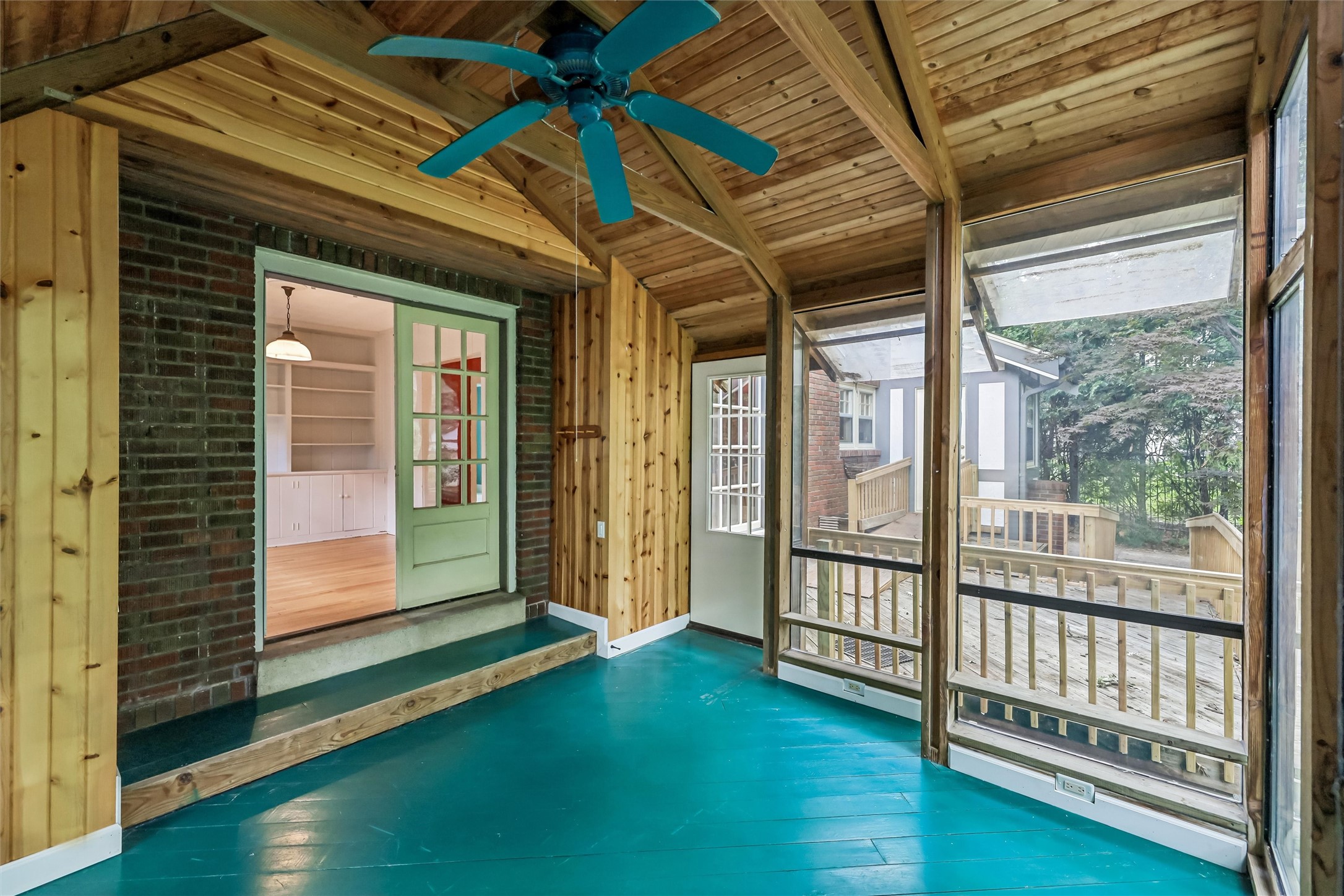 213 38th Place Property Photo 11