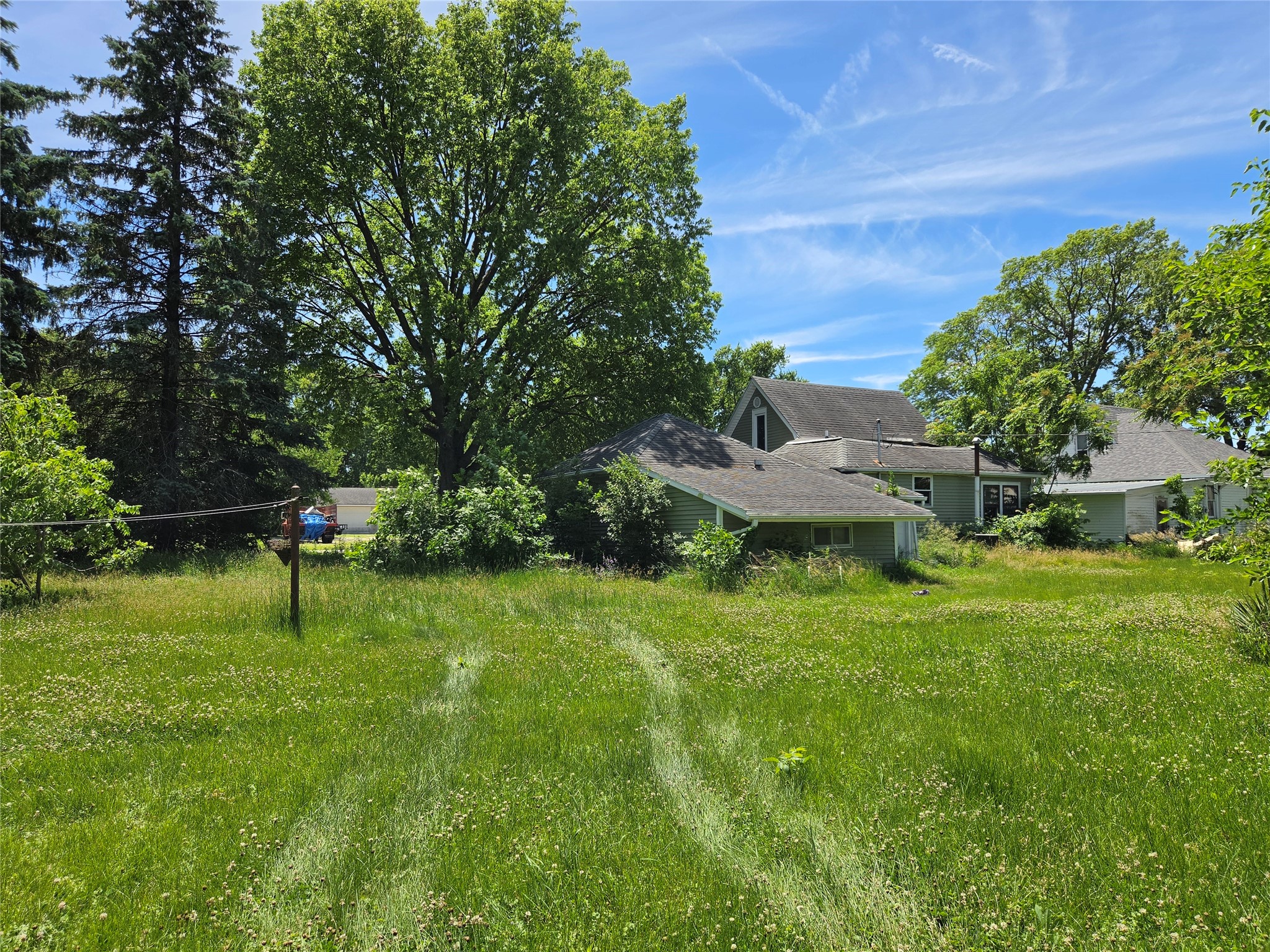 907 Ross Avenue Property Photo 2