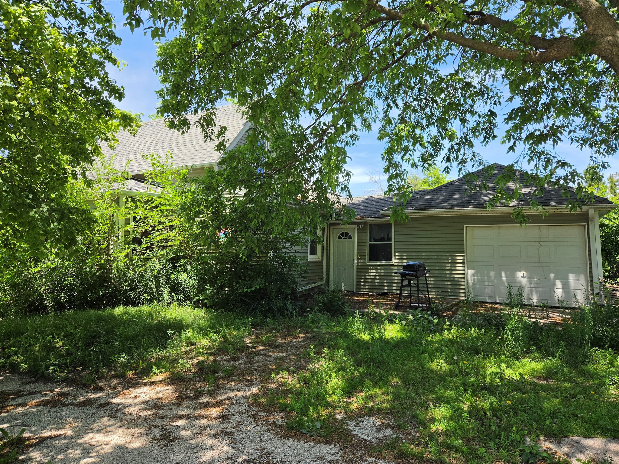 907 Ross Avenue Property Photo 3
