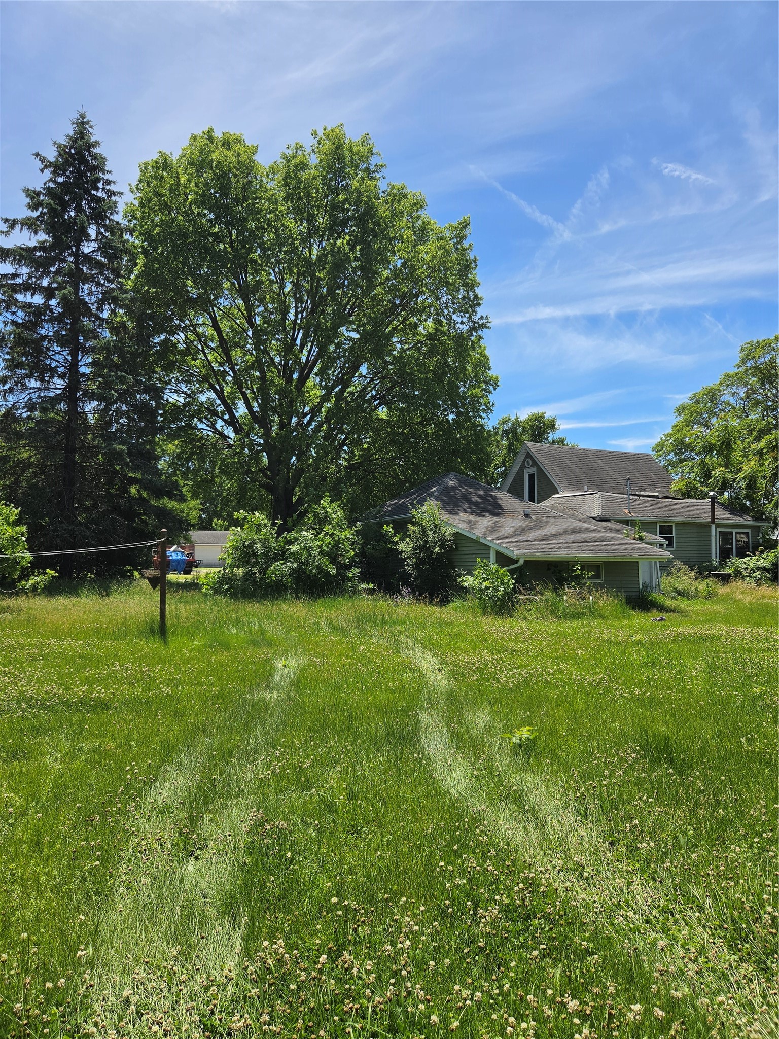 907 Ross Avenue Property Photo 4