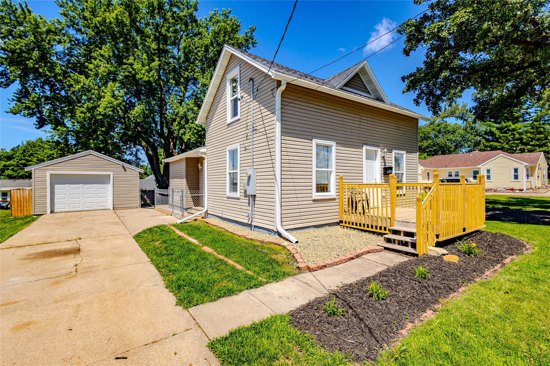 313 W 10th Street N Property Photo 1