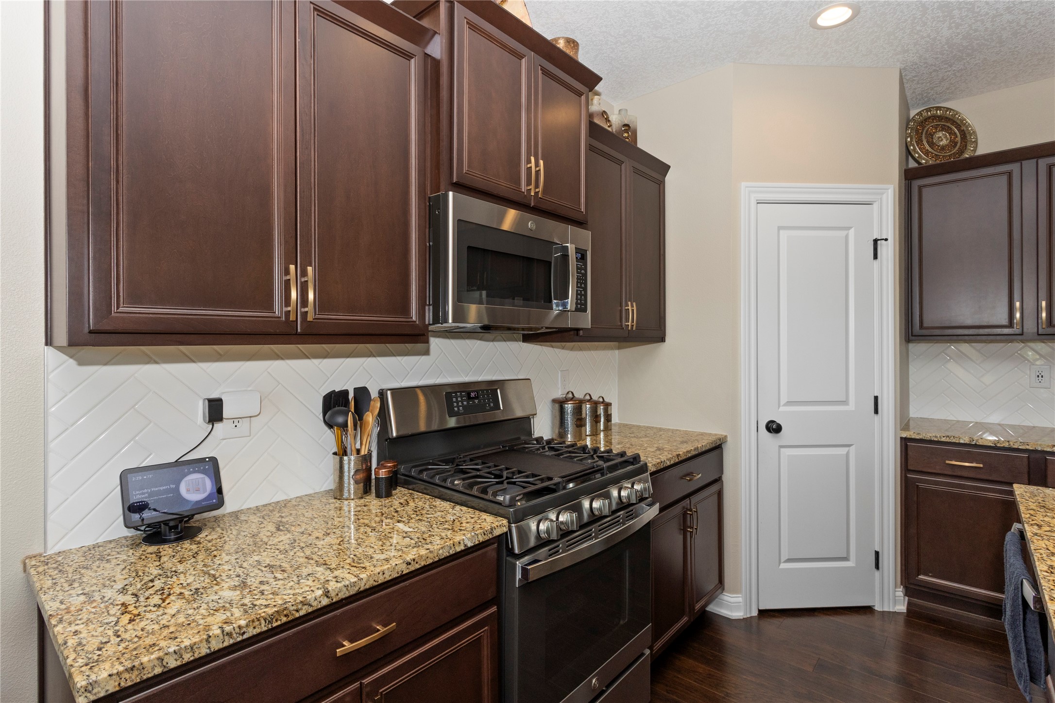 10041 Powell Avenue Property Photo 5