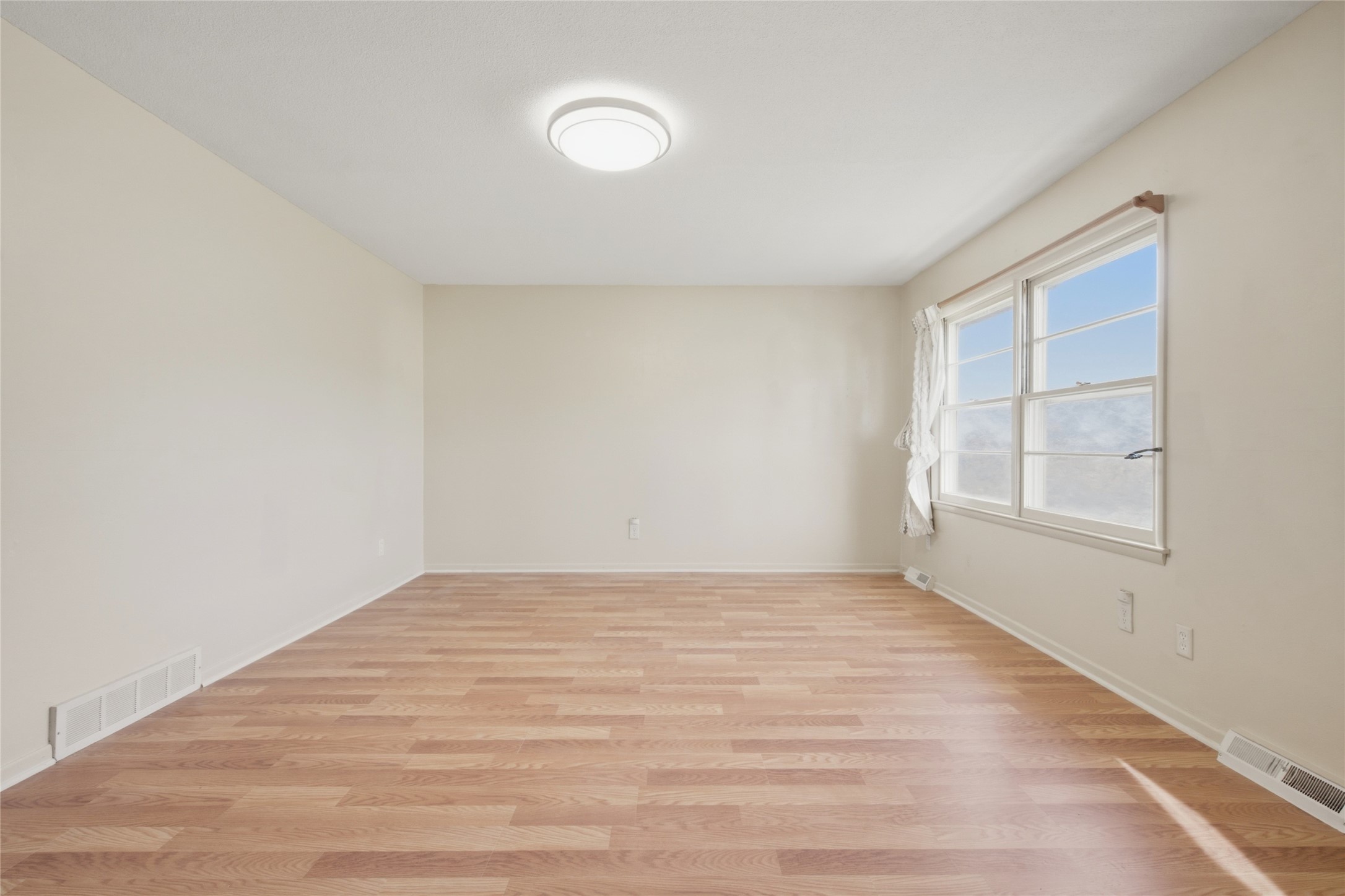 2754 Holcomb Avenue Property Photo 3