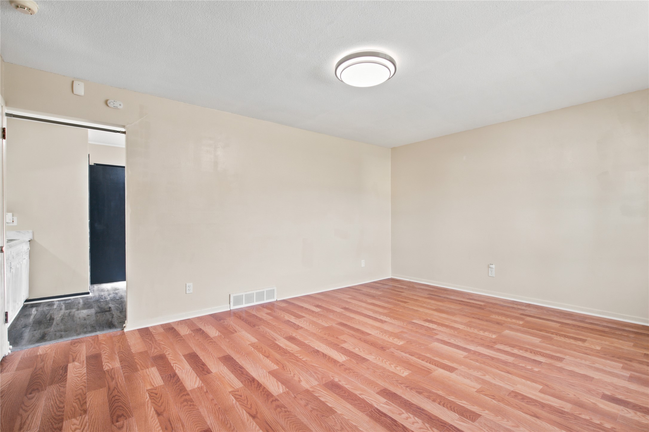 2754 Holcomb Avenue Property Photo 5