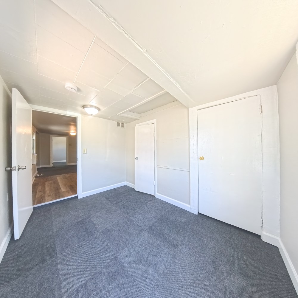 2938 E Euclid Avenue Property Photo 9