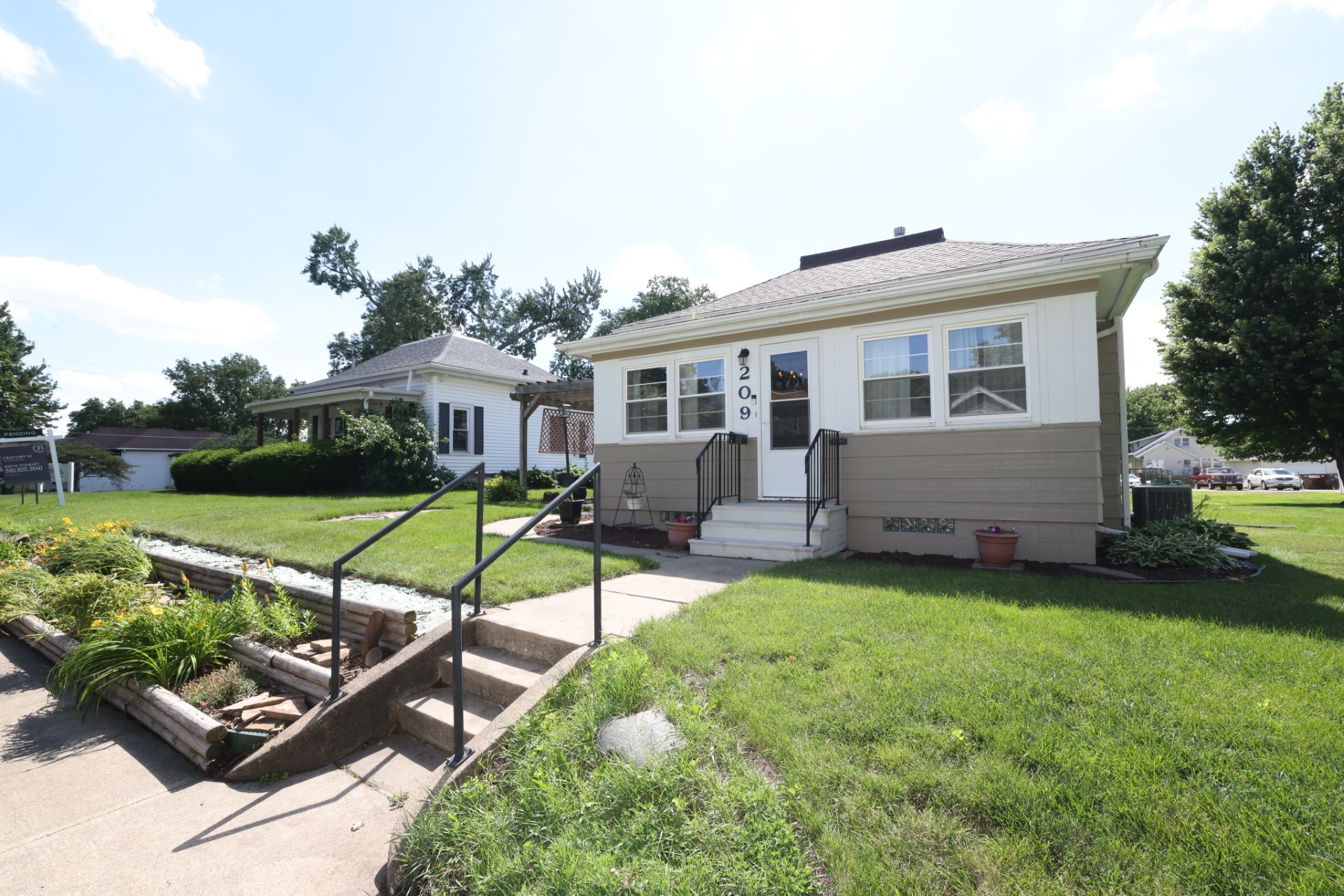 209 Linn Street Property Photo 1
