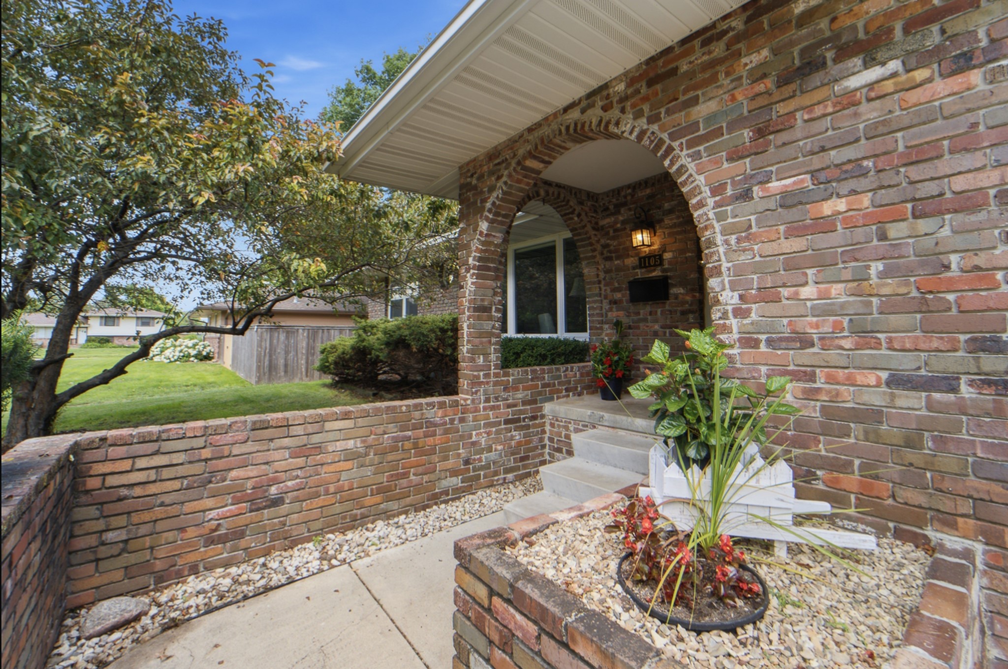 1105 Se Cortina Drive Property Photo 2