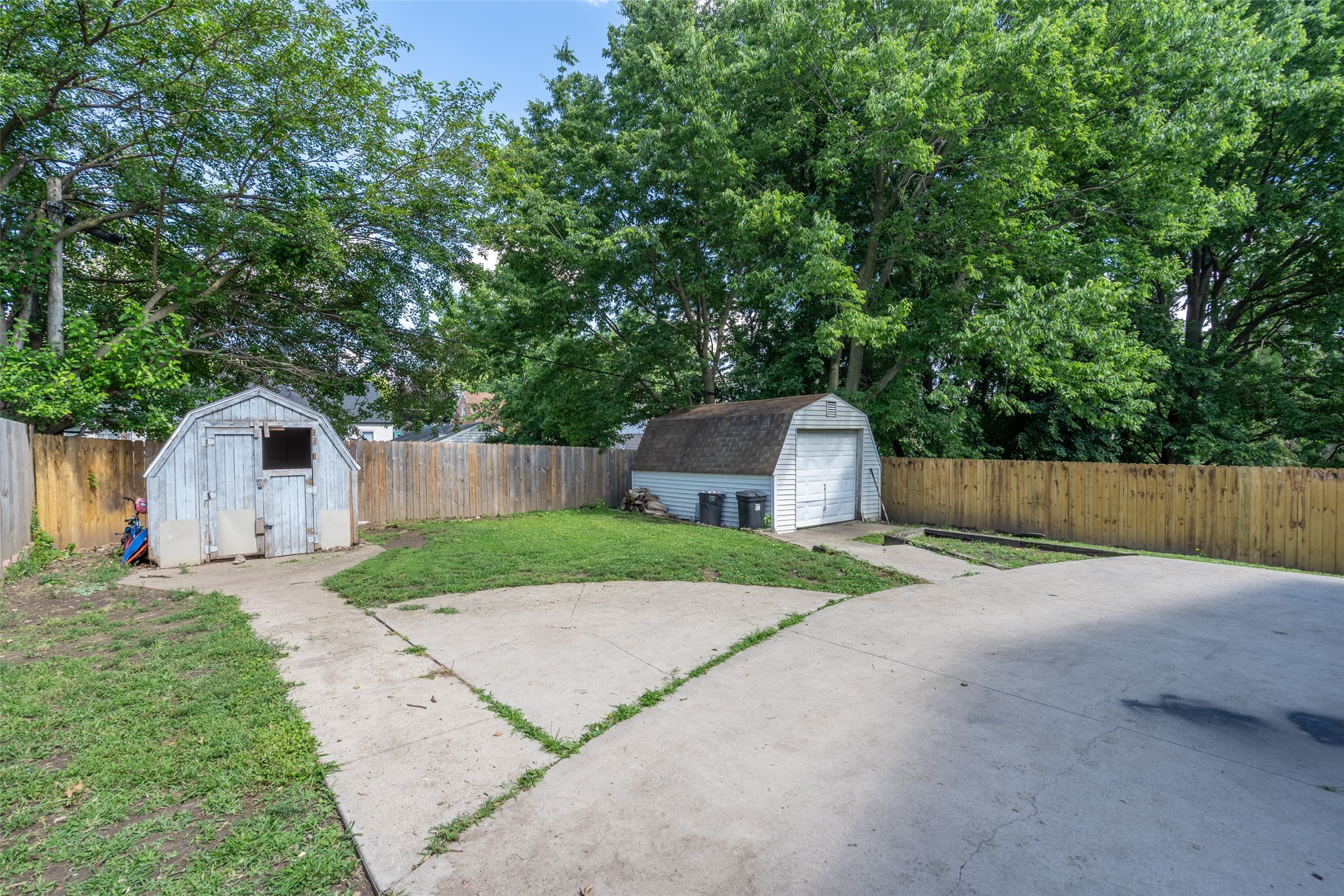 1275 E 36th Court Property Photo 3