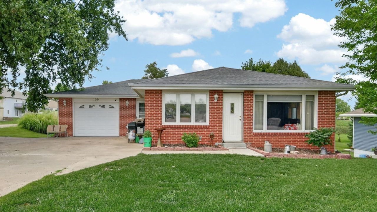 100 Vermeer Road Property Photo 1