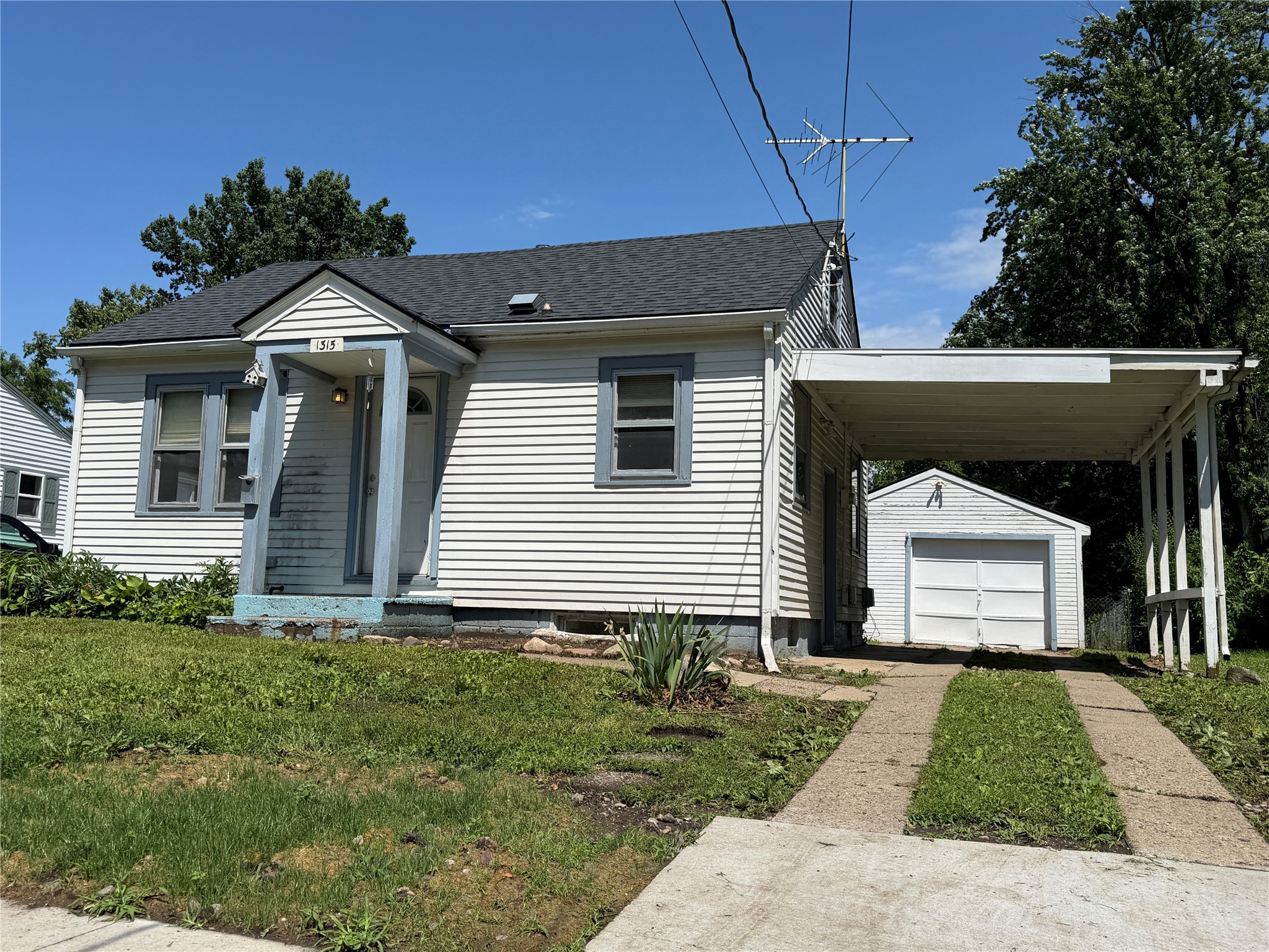 1315 E 25th Street Property Photo 2