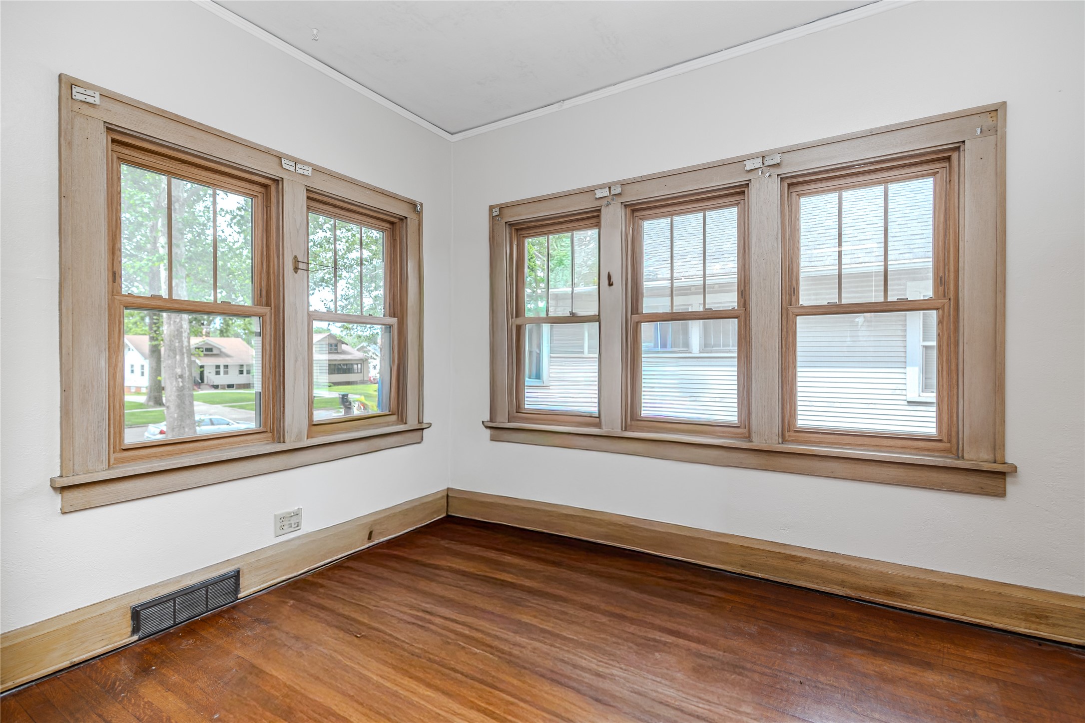 1448 Thompson Avenue Property Photo 16
