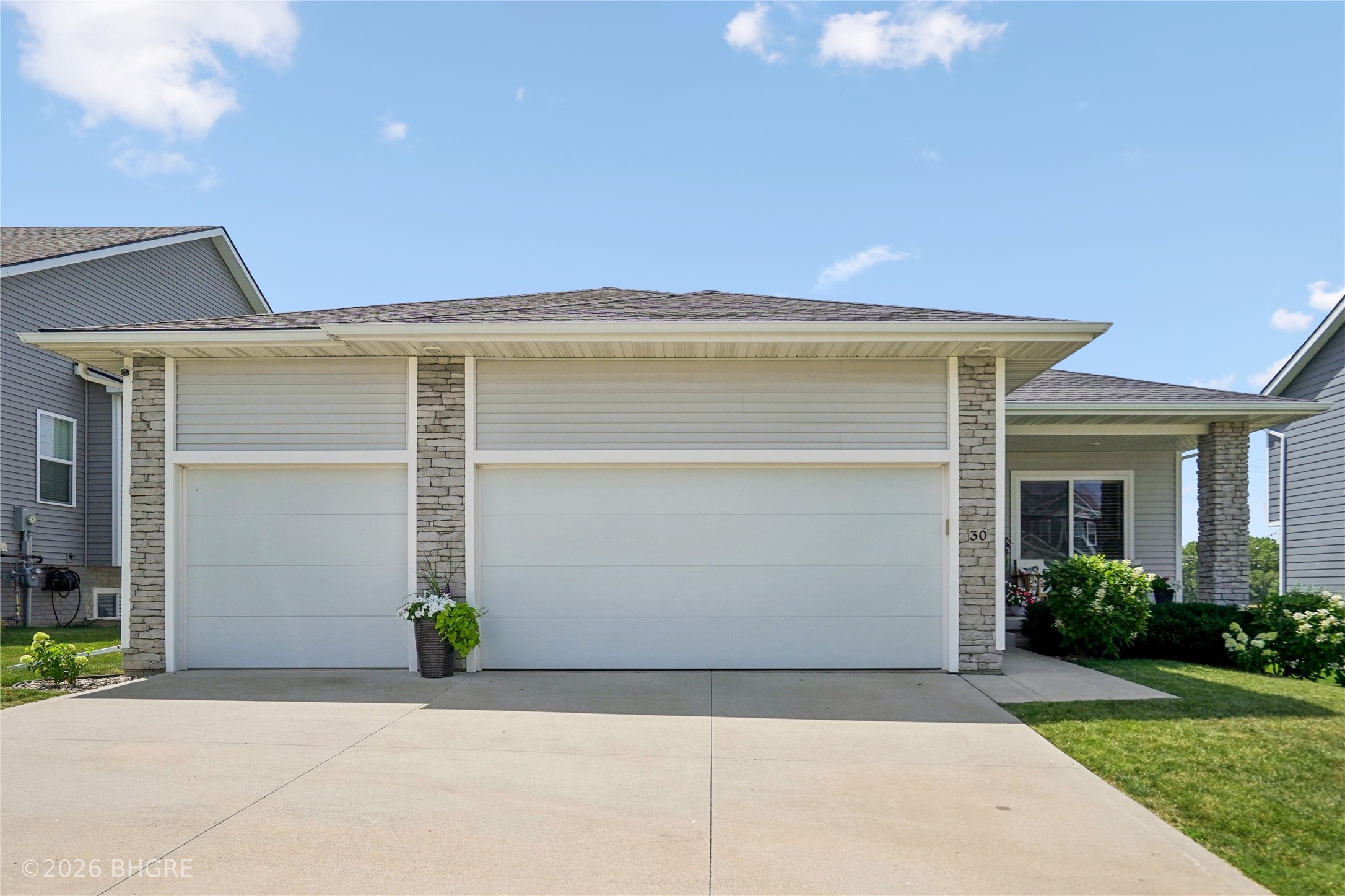 30 SE Waddell Way Property Photo 1