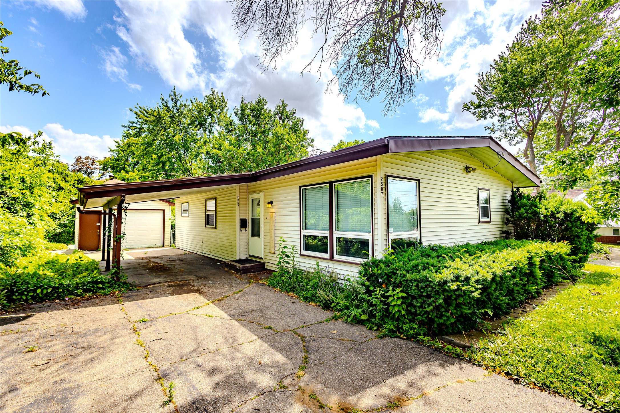 2507 E Tiffin Avenue Property Photo 1