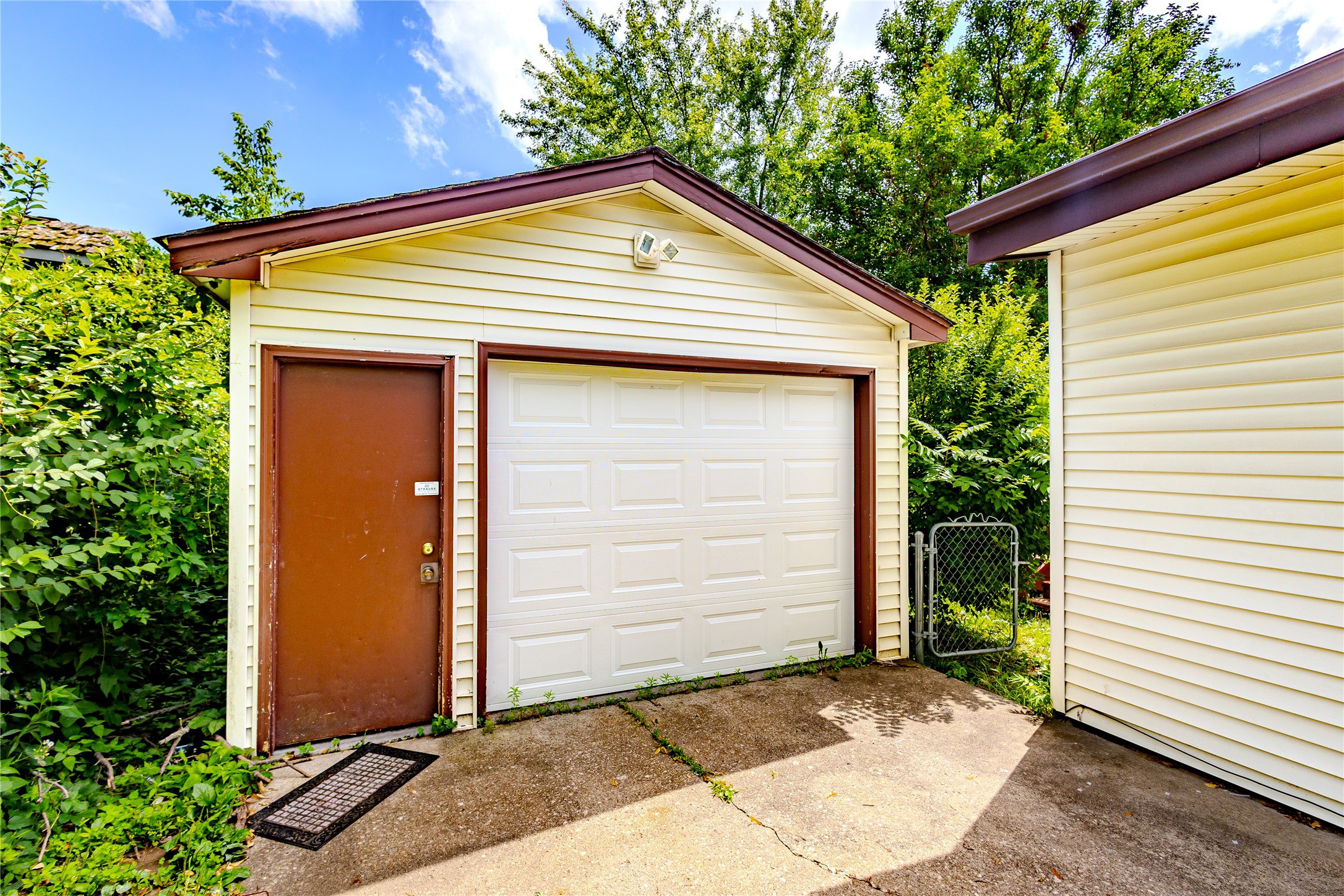 2507 E Tiffin Avenue Property Photo 2