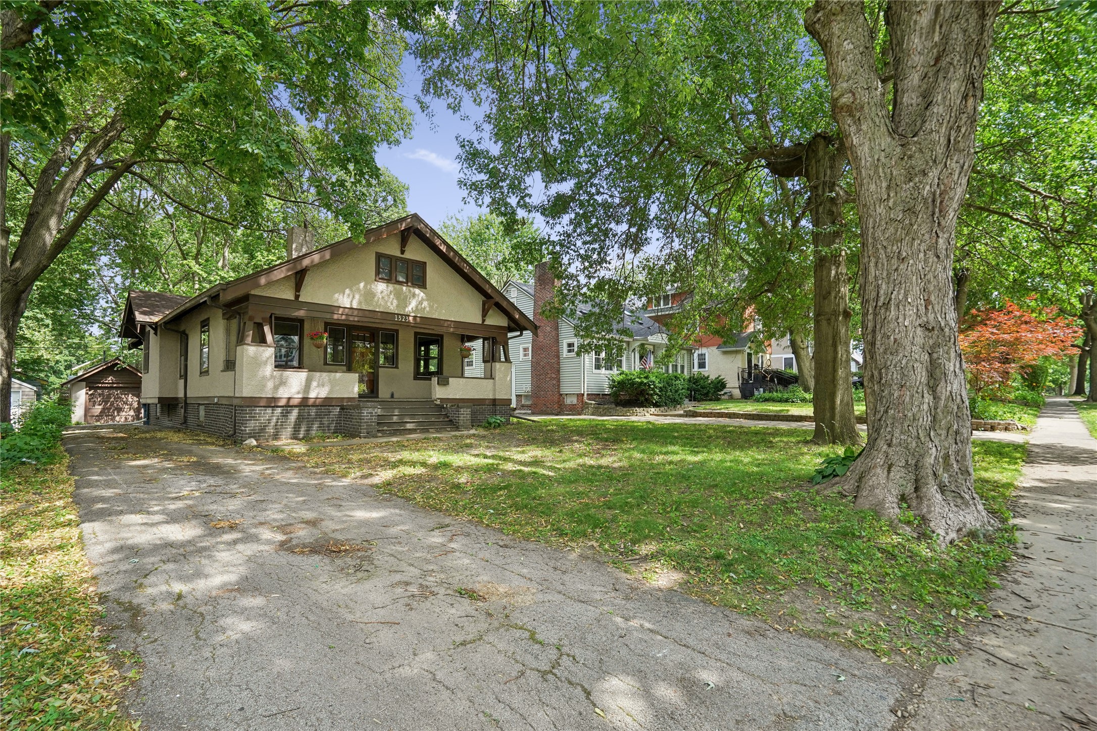 1323 46th Street Property Photo 2