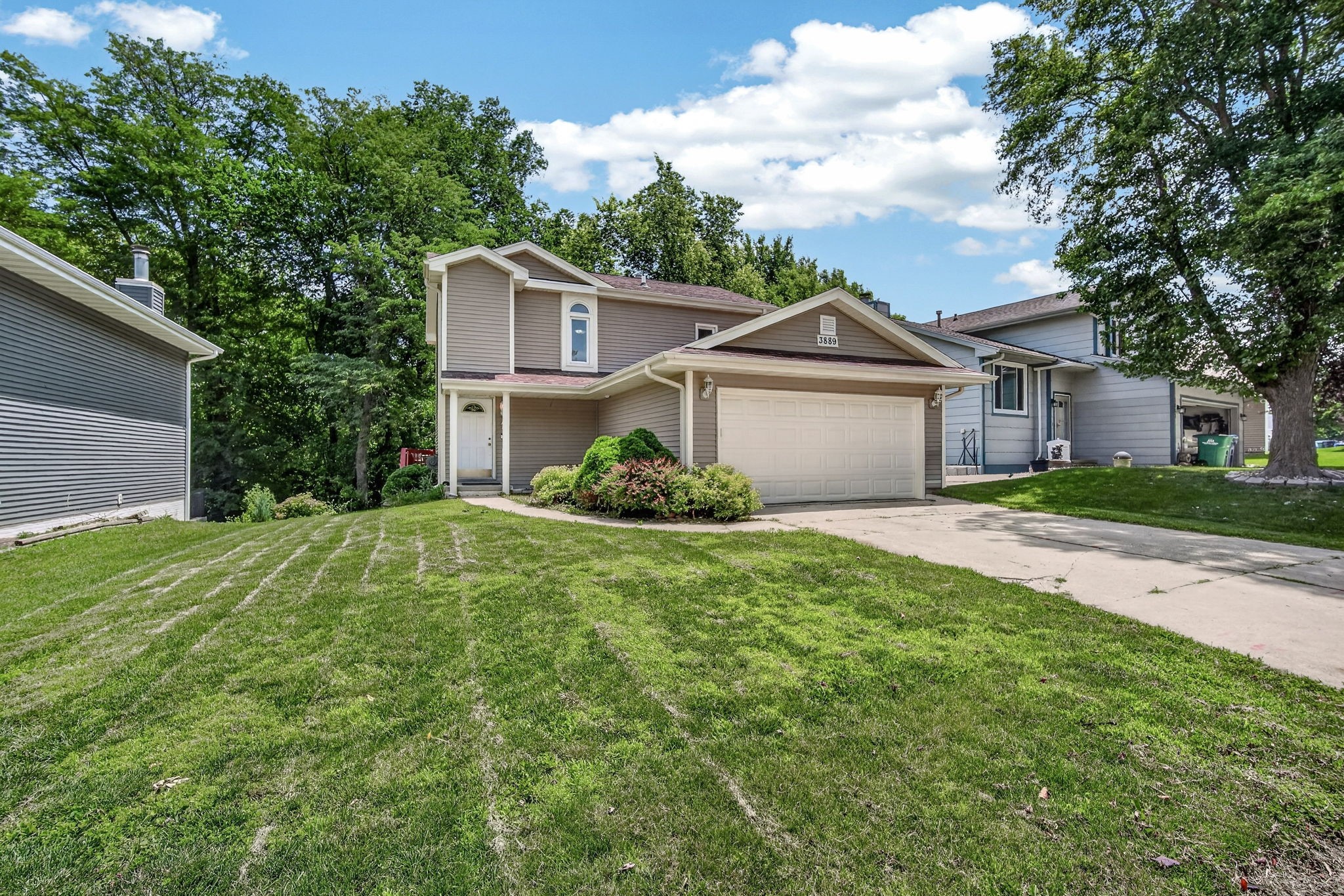 3889 92nd Drive Property Photo 1
