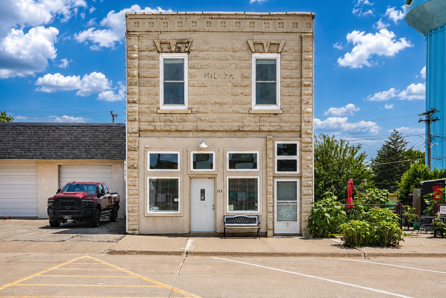 123 Center Avenue N Property Photo 1