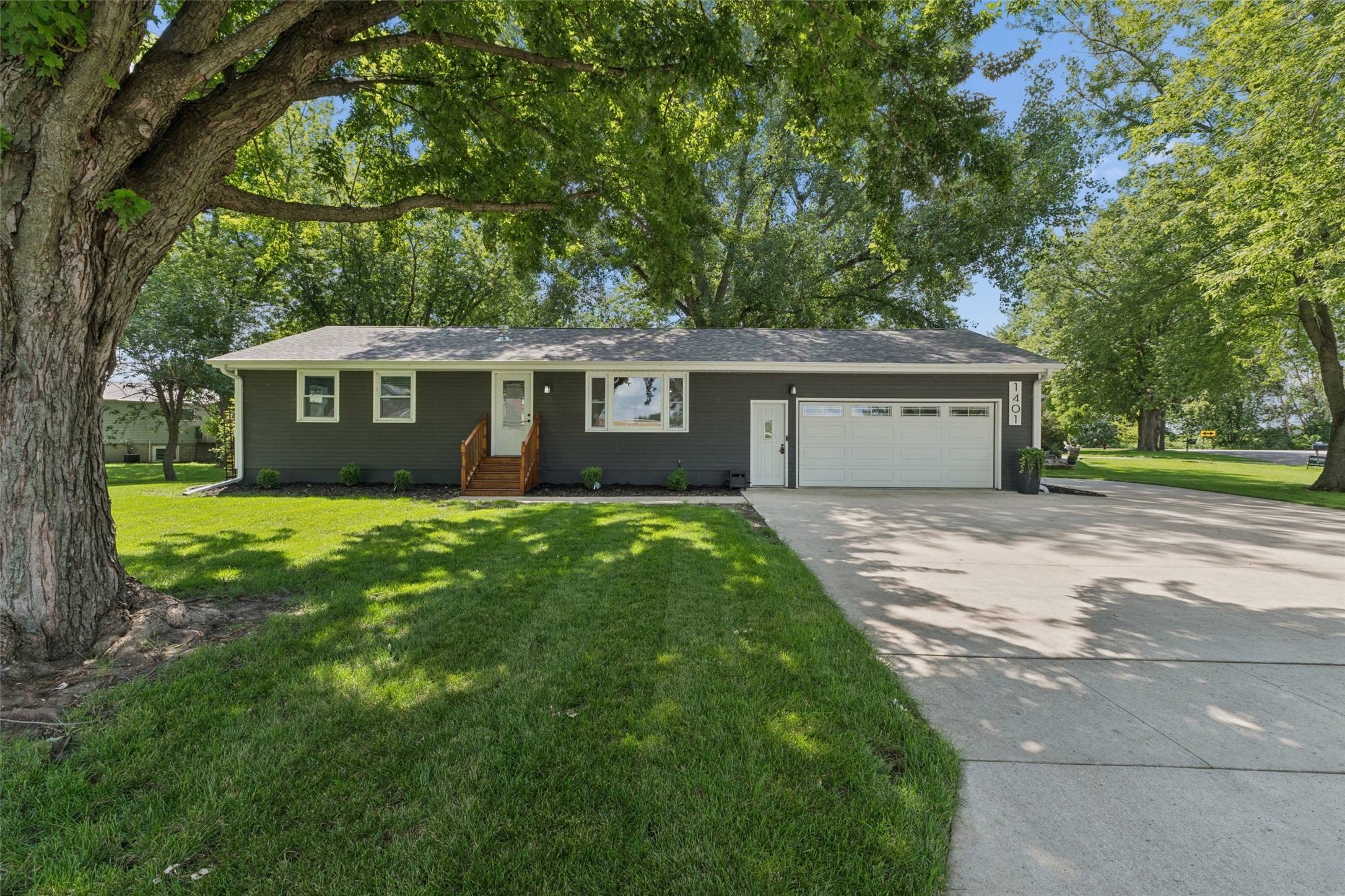 1401 Southland Drive Property Photo 1