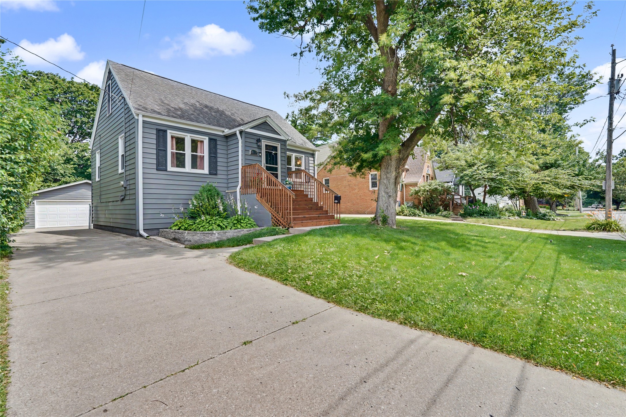 2117 44th Street Property Photo 2