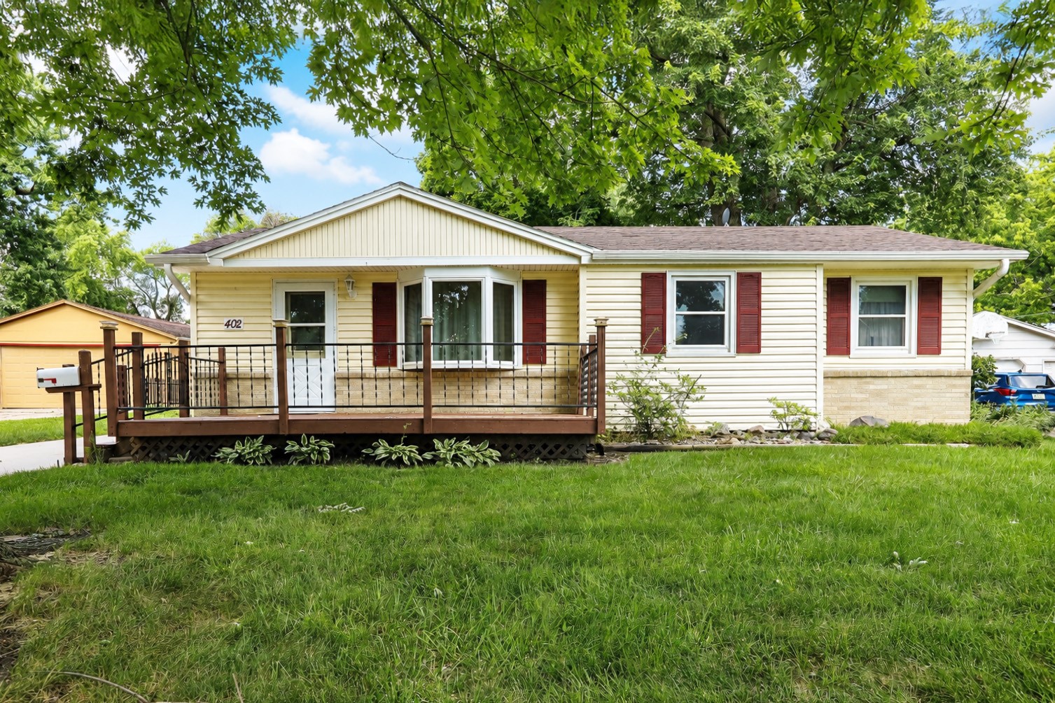 402 NE Oak Drive Property Photo 1