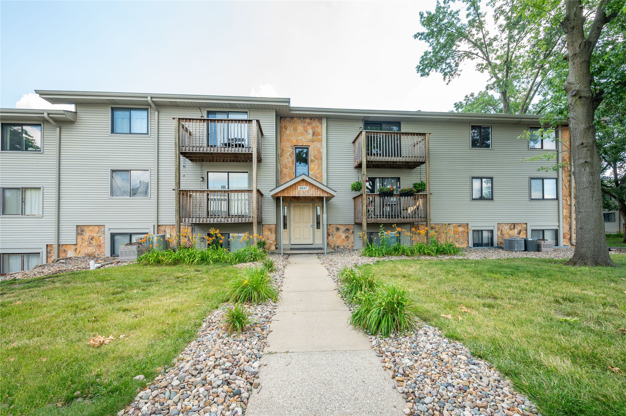 9547 University Avenue 23 Property Photo 1