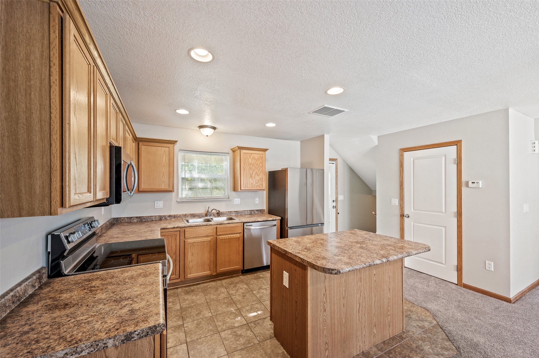 1146 Blackstone Lane Property Photo 6