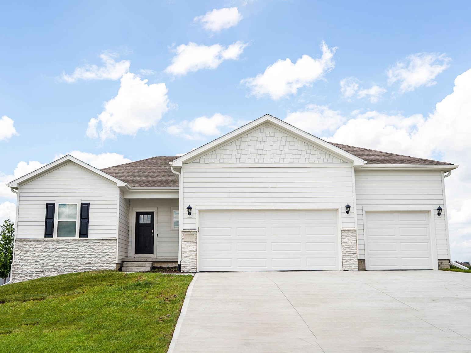 3046 Lake Hill Drive Property Photo 1