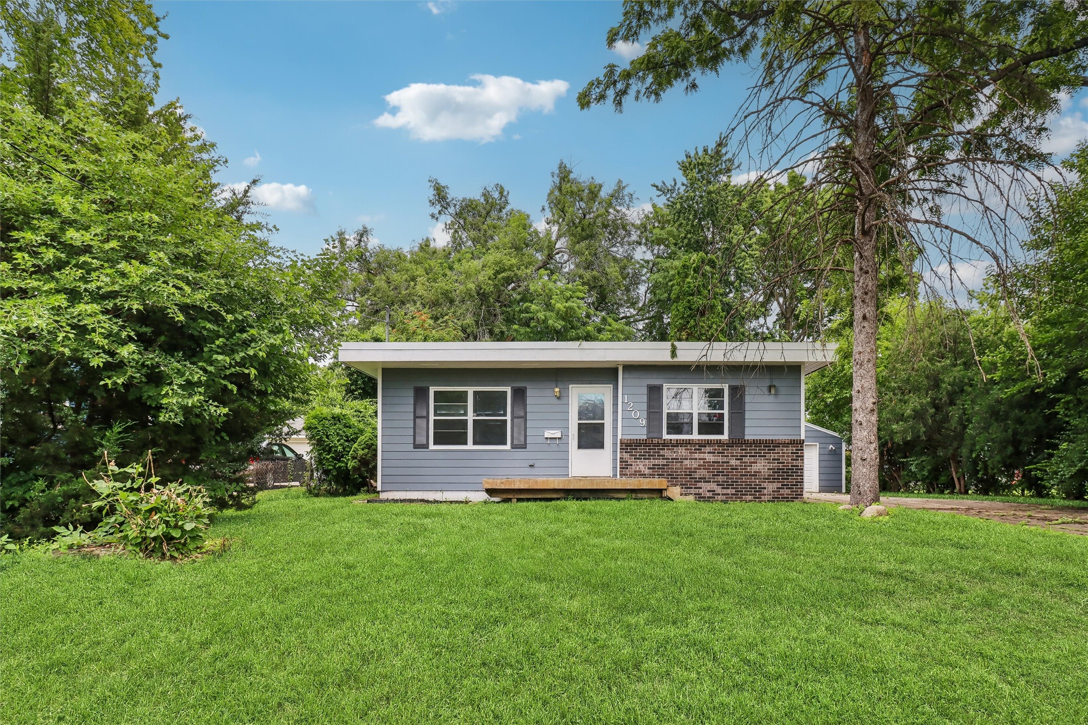 1209 Walnut Street Property Photo 1