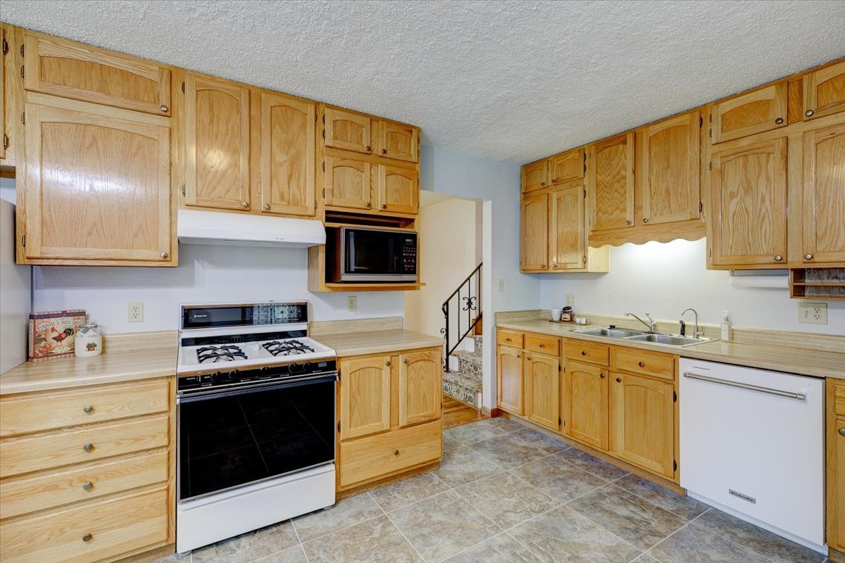 3932 E Douglas Avenue Property Photo 9