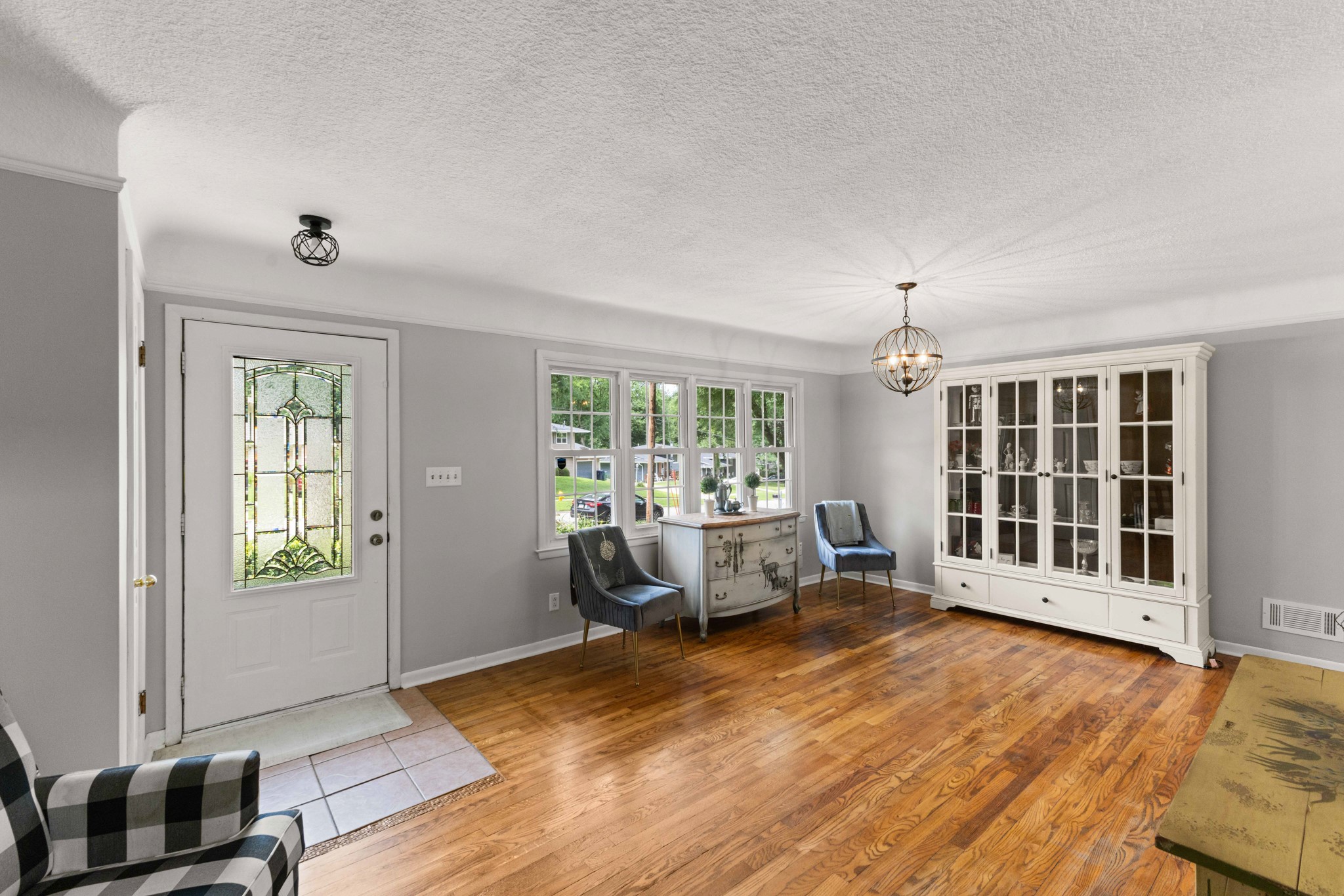 3001 Hillsdale Drive Property Photo 4