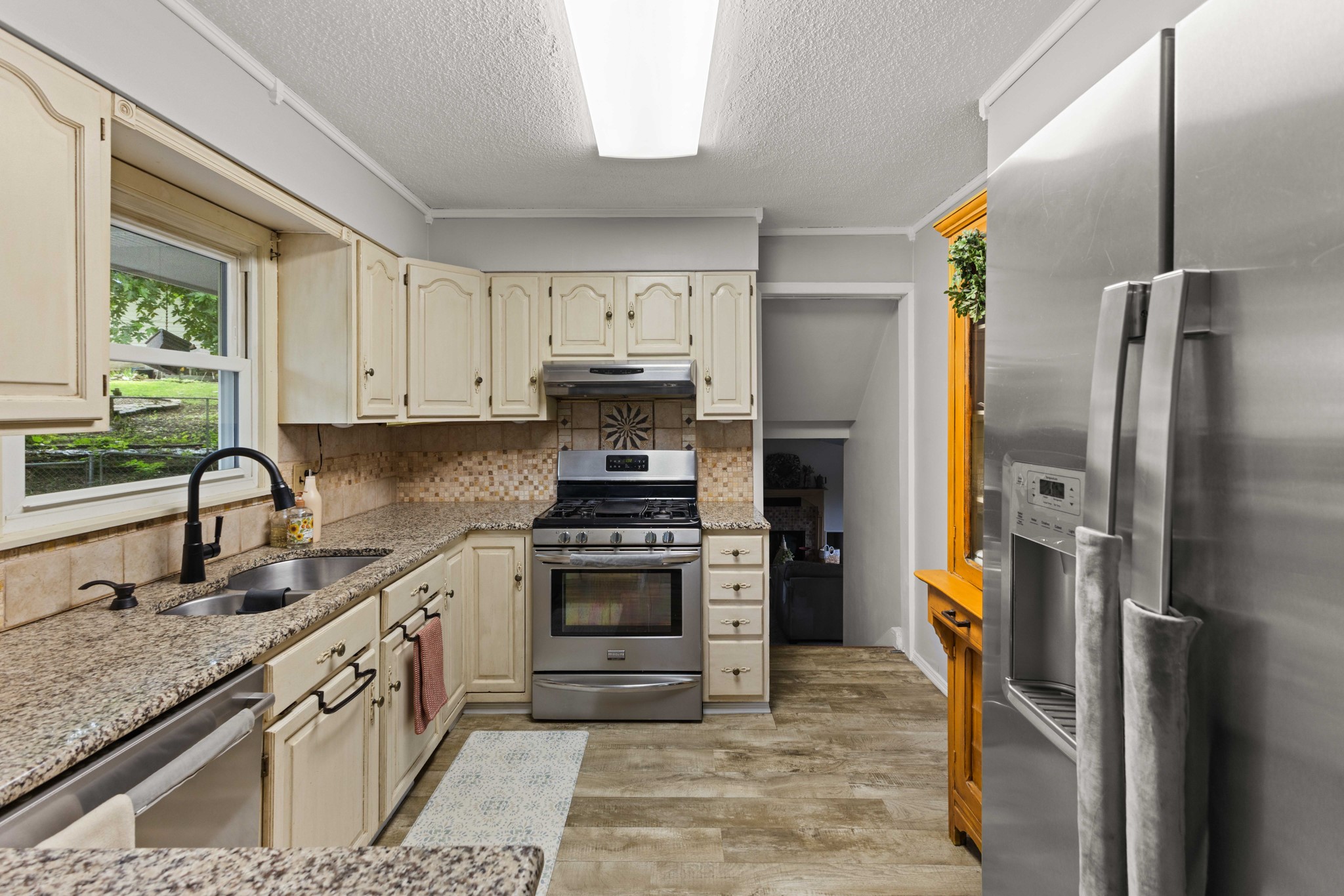 3001 Hillsdale Drive Property Photo 9