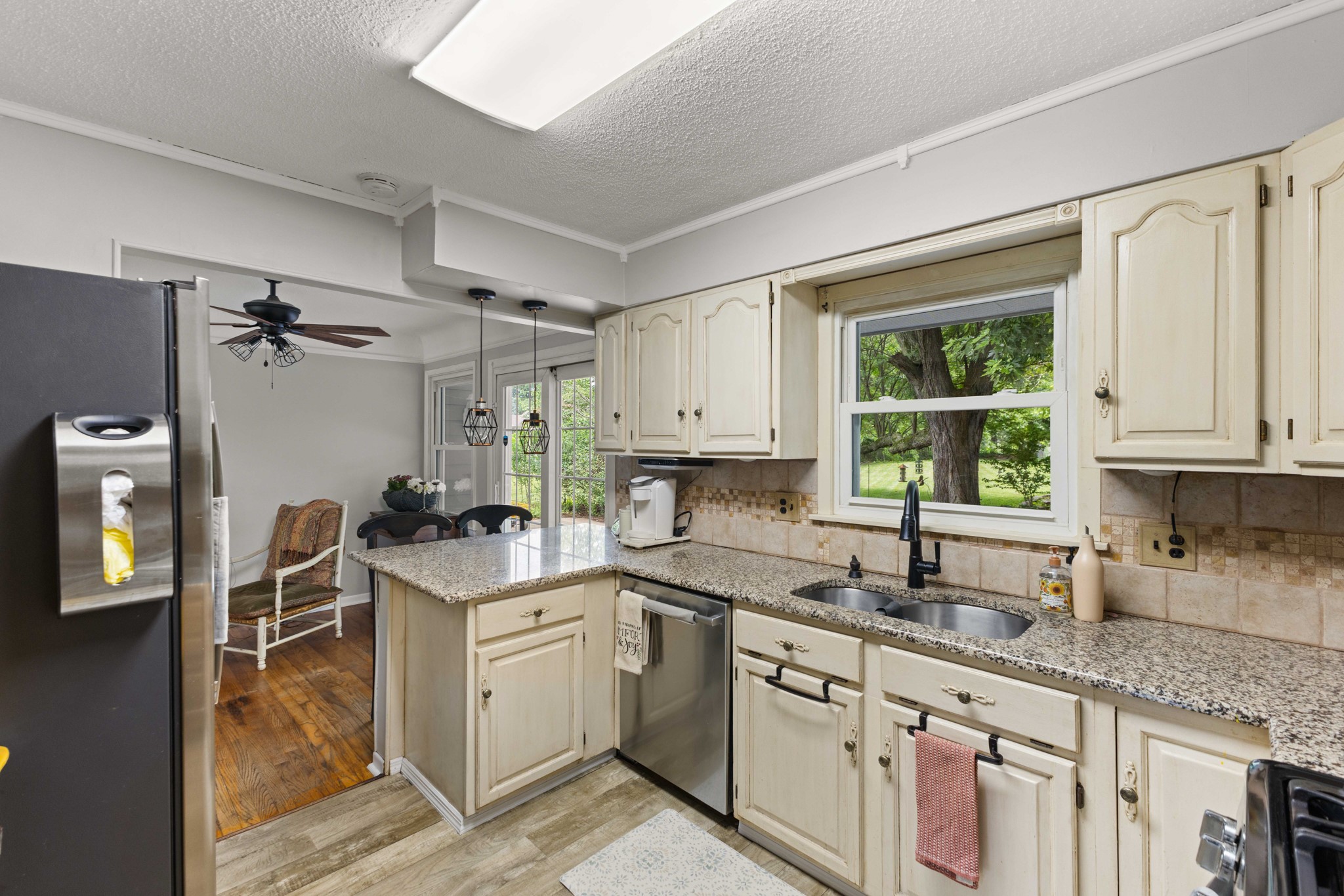 3001 Hillsdale Drive Property Photo 10