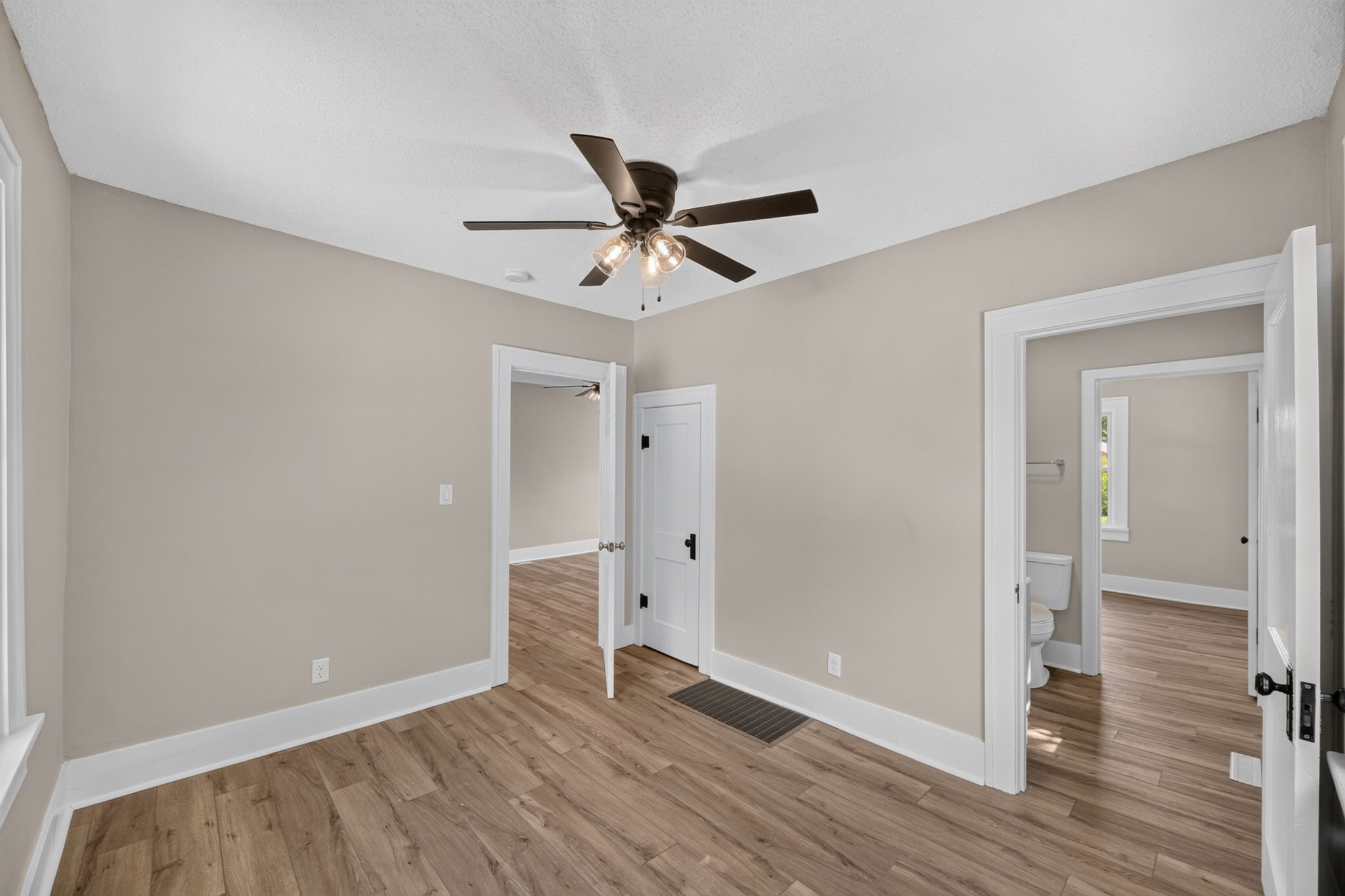 2733 E Grand Avenue Property Photo 15