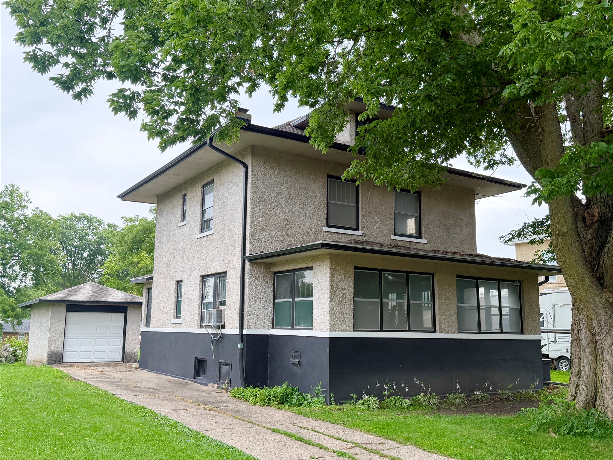 626 E 7th Street N Property Photo 1