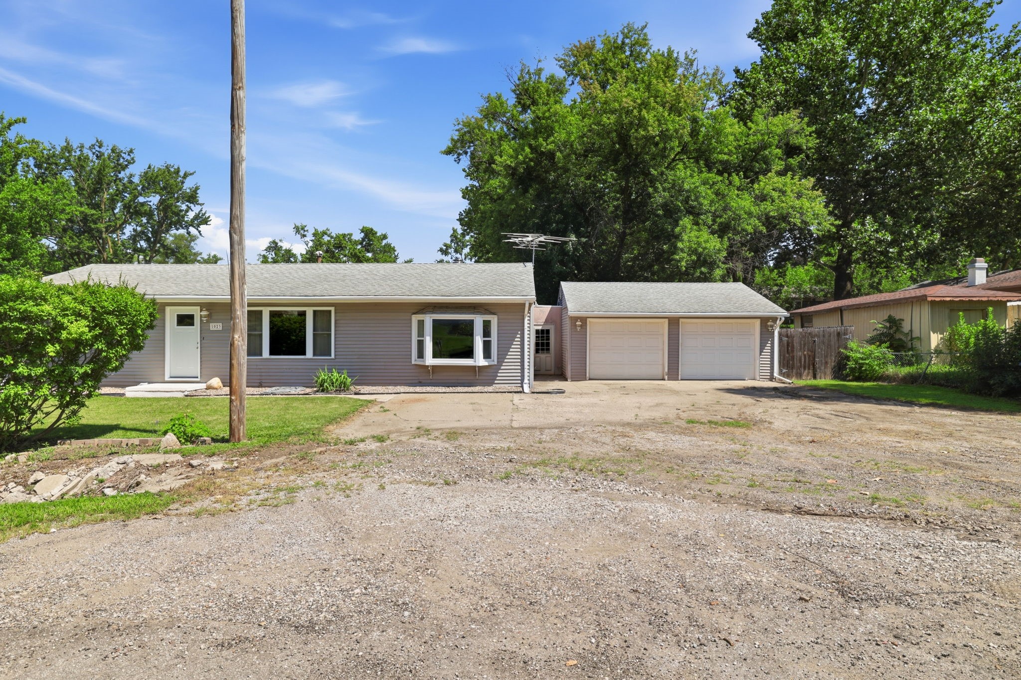 1023 County Line Road Property Photo 1