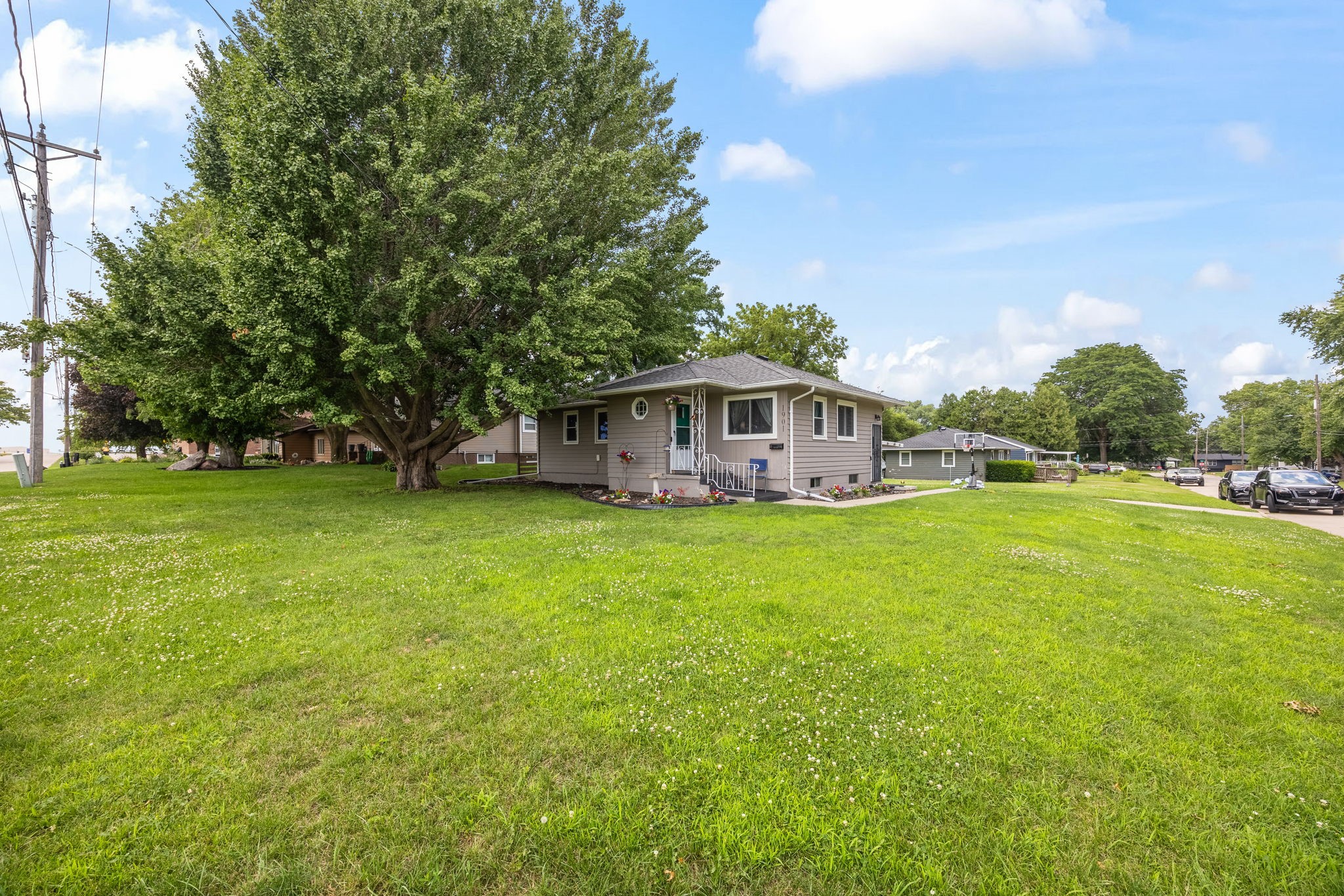 1901 Leland Avenue Property Photo 3