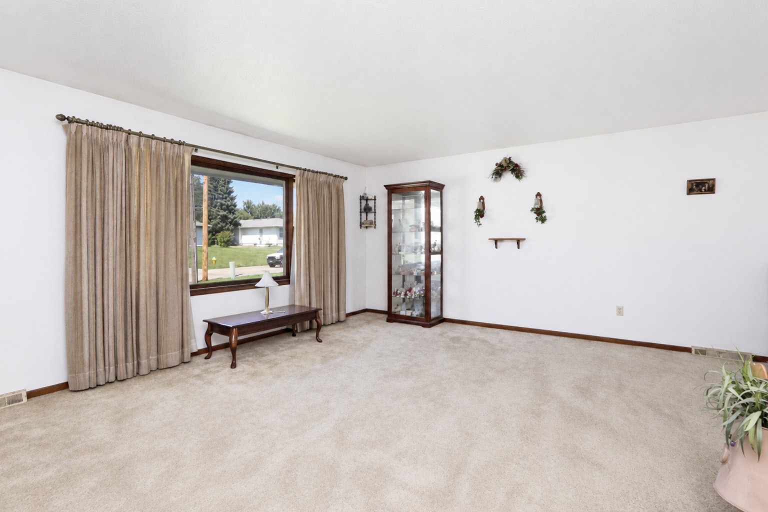 341 E Rose Avenue Property Photo 6