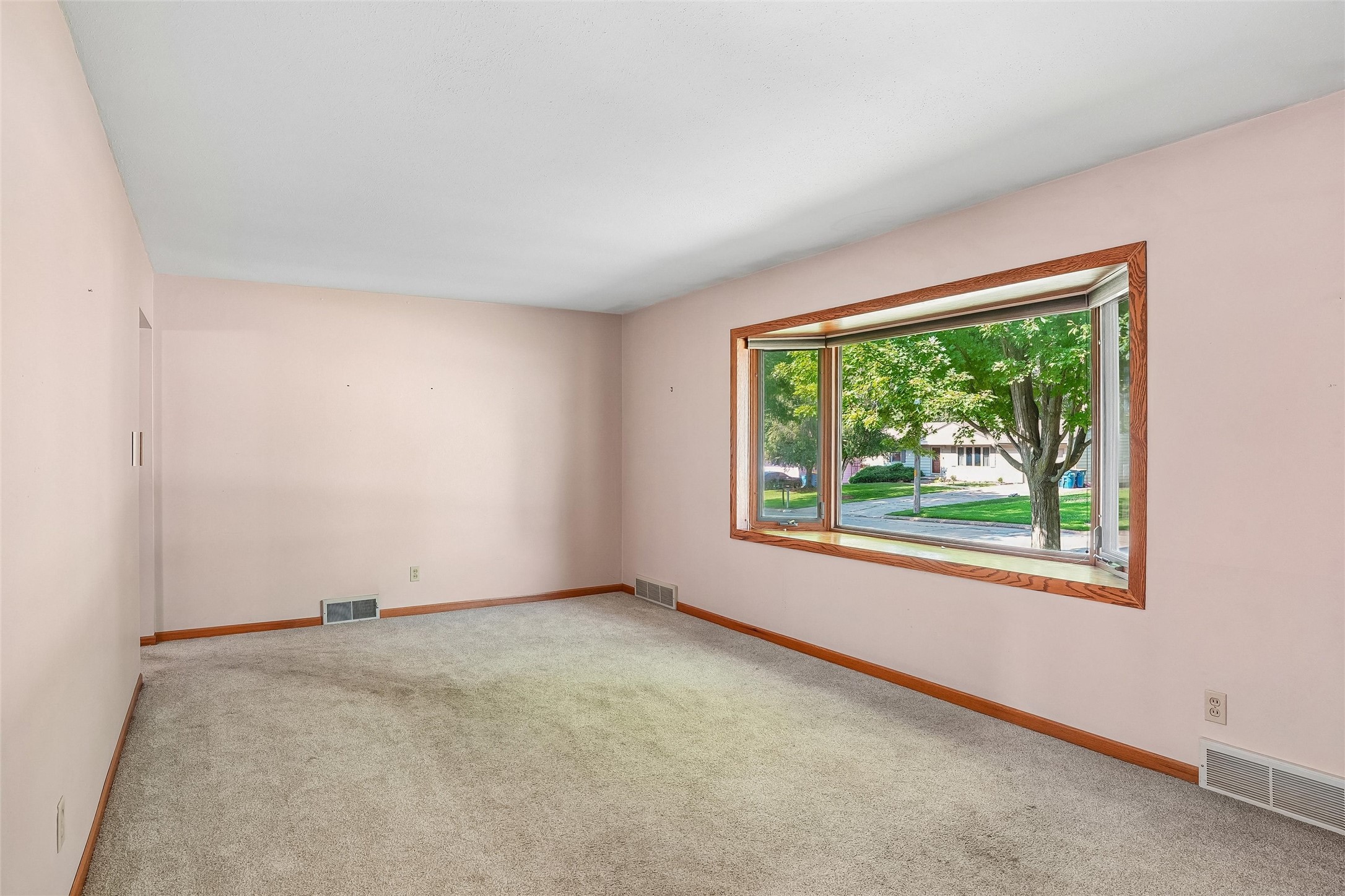8041 Crestview Drive Property Photo 5