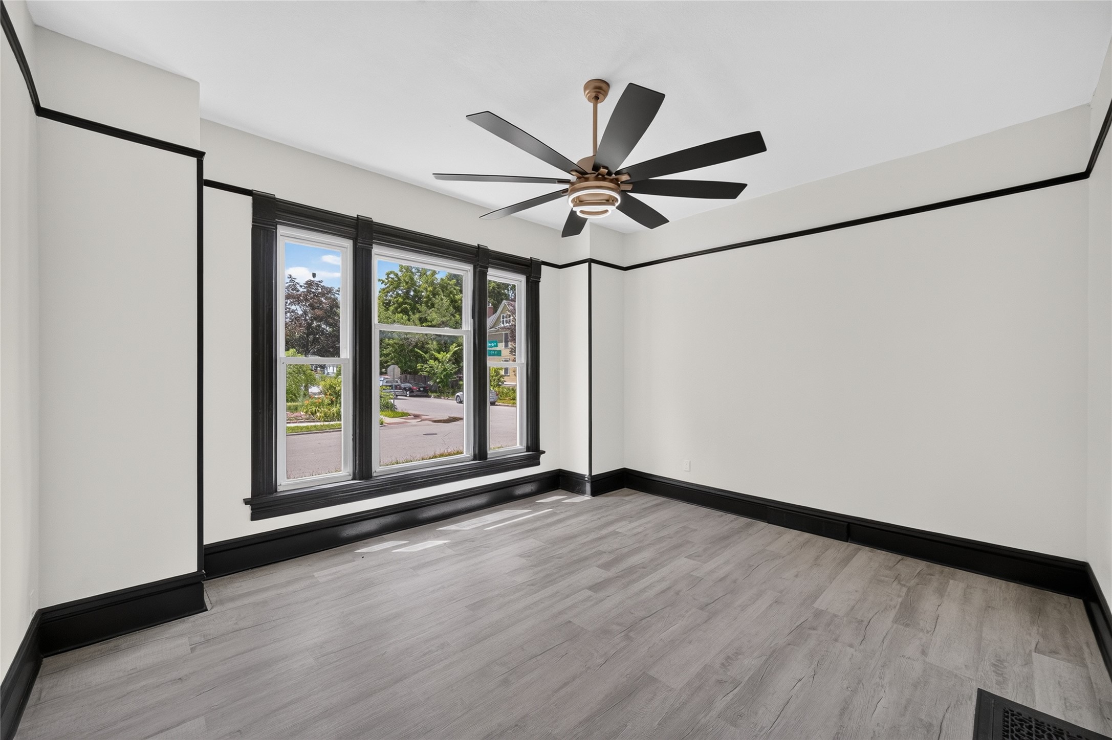 1735 7th Street Property Photo 4