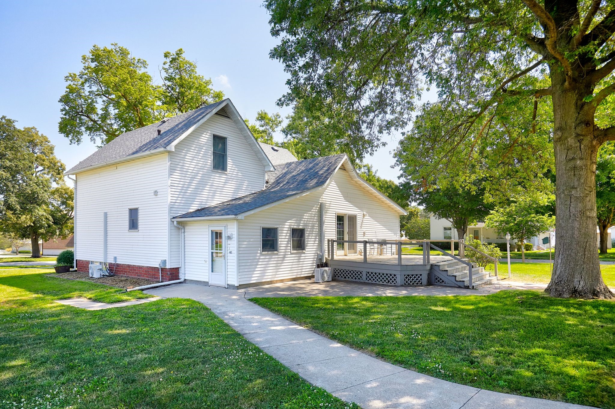212 Ne Elm Street Property Photo 6