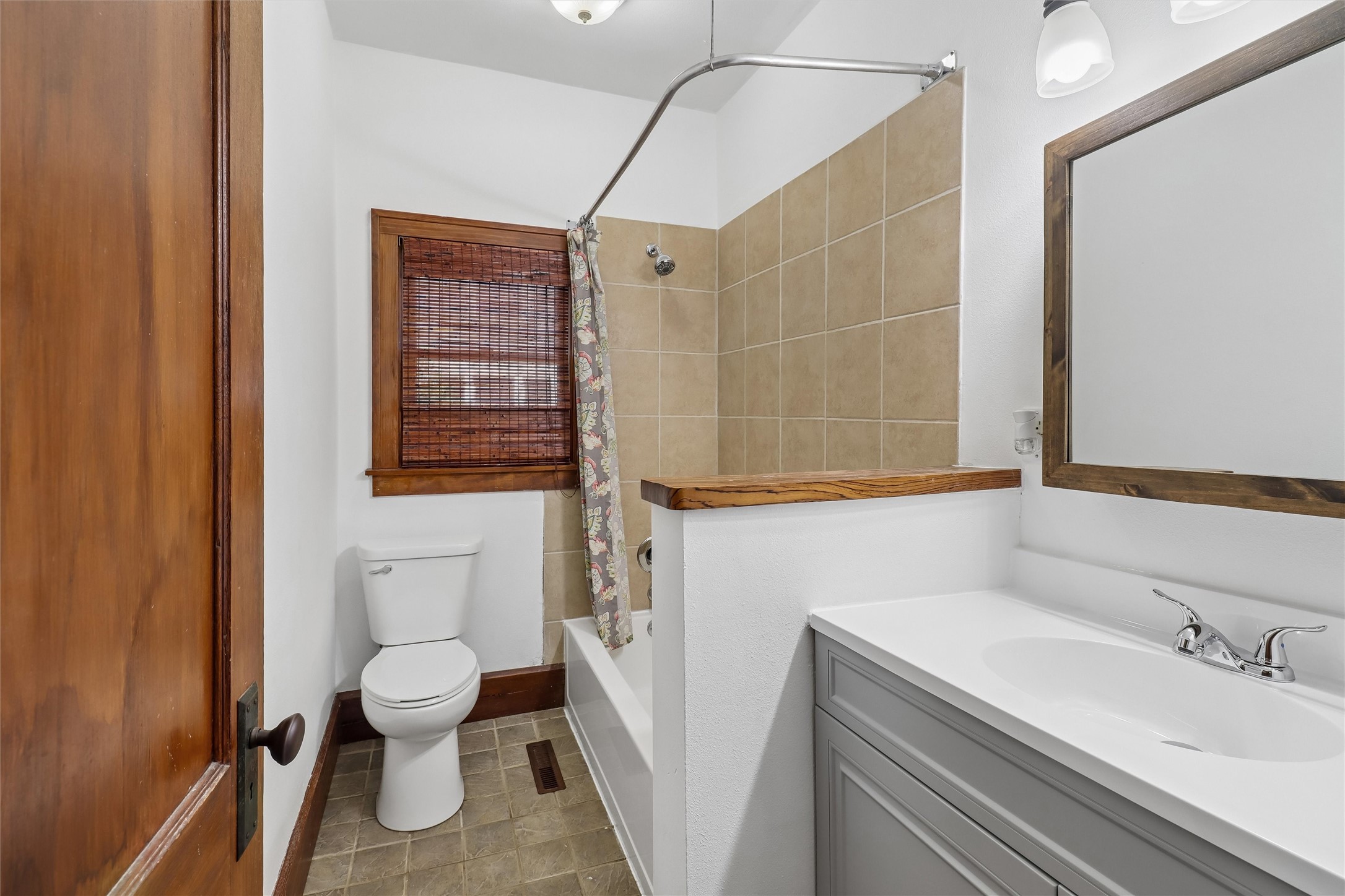 1805 E 12th Street Property Photo 7