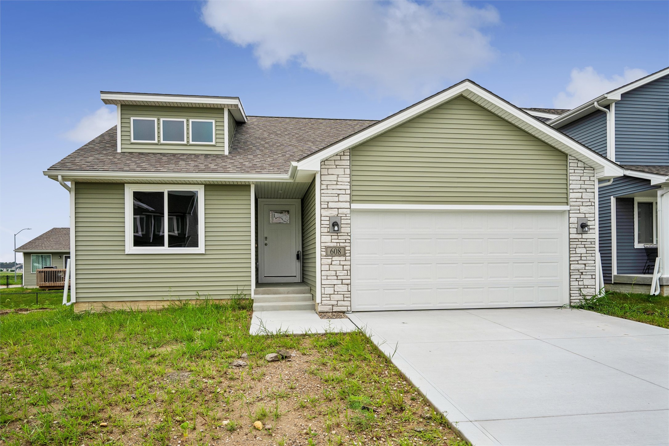 608 NE Oak Ridge Drive Property Photo 1