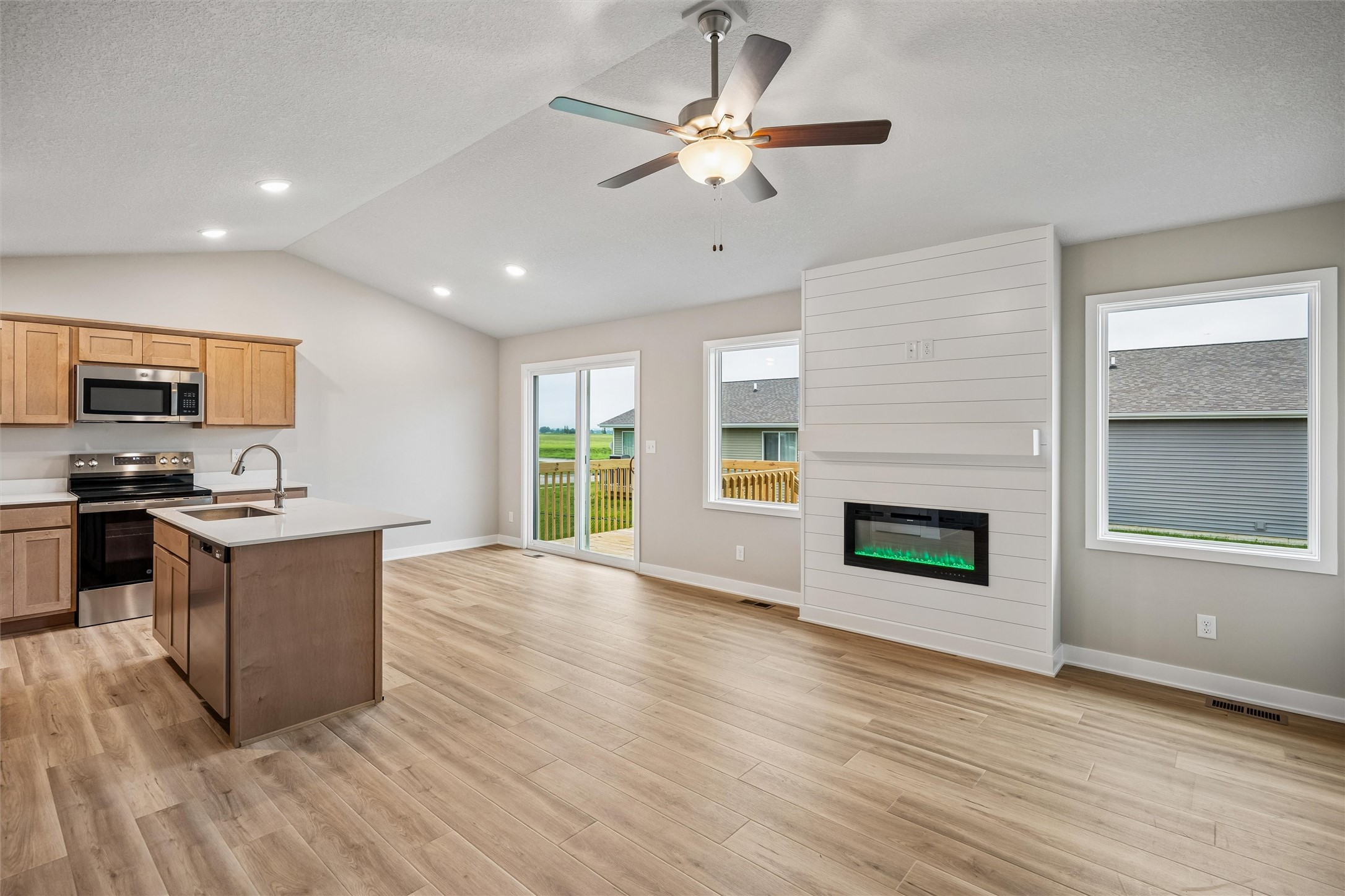 608 Ne Oak Ridge Drive Property Photo 4